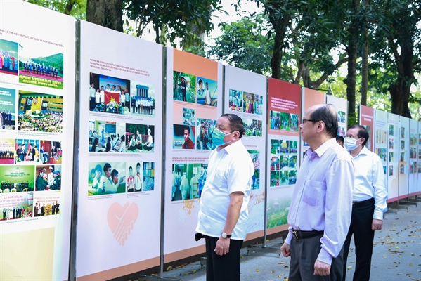 Bộ trưởng Nguyễn Văn Hùng: Nhiều bài học sâu sắc từ nội dung trưng bày Học tập và làm theo Bác - Ảnh 4.
