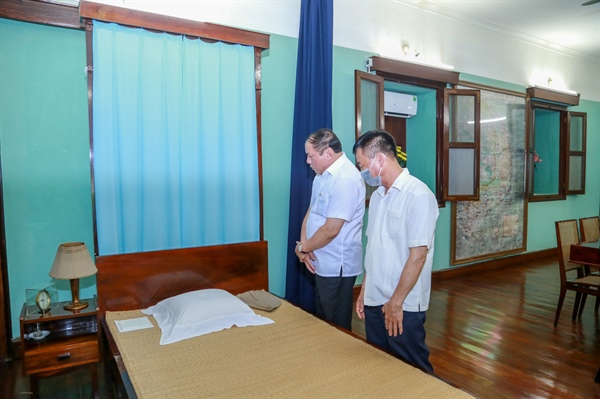 Bộ trưởng Nguyễn Văn Hùng: Nhiều bài học sâu sắc từ nội dung trưng bày Học tập và làm theo Bác - Ảnh 1.