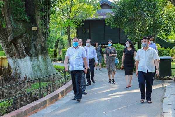 Bộ trưởng Nguyễn Văn Hùng: Nhiều bài học sâu sắc từ nội dung trưng bày Học tập và làm theo Bác - Ảnh 3.