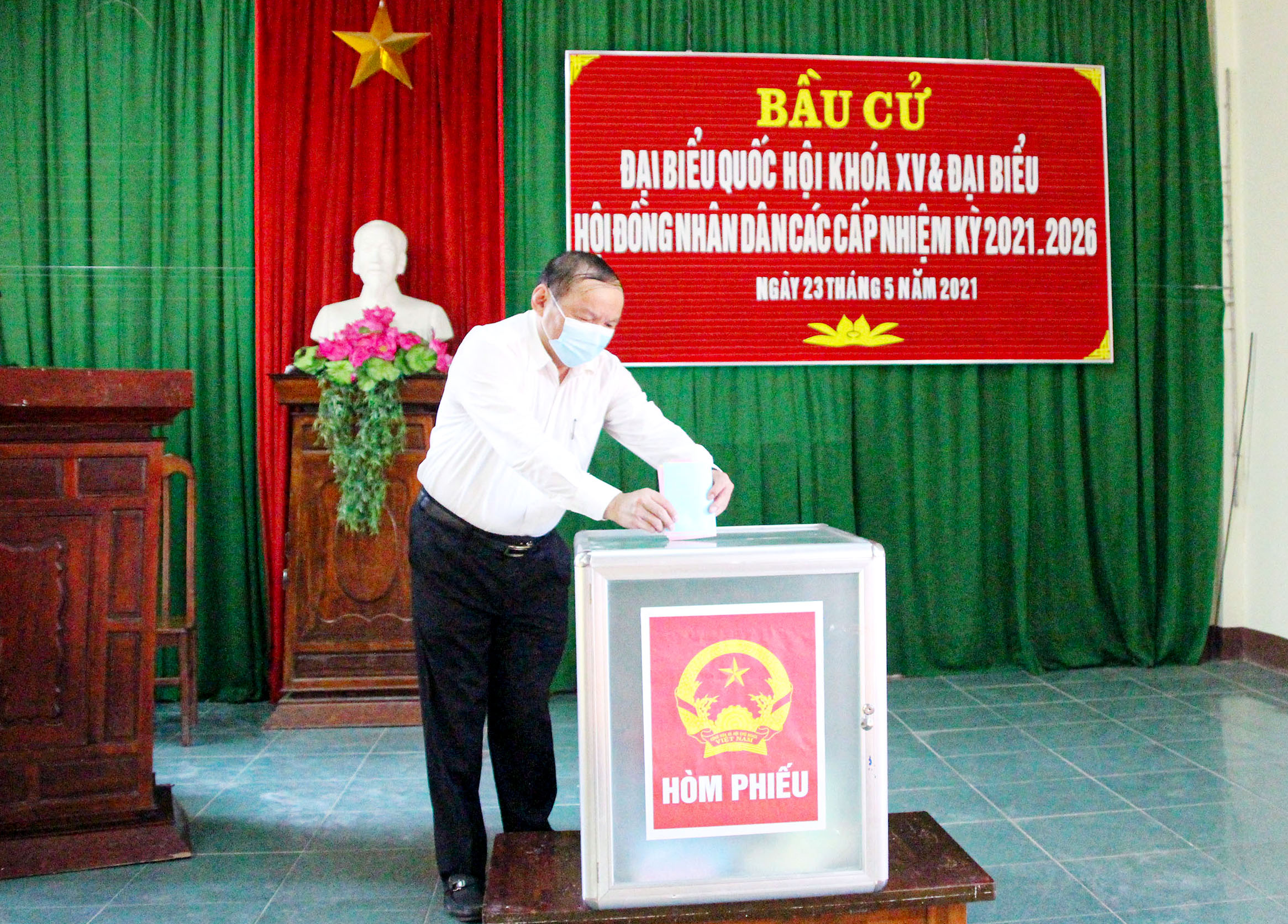 Lãnh đạo Bộ Văn hóa, Thể thao và Du lịch tham gia bầu cử đại biểu Quốc hội khóa XV và đại biểu Hội đồng nhân dân các cấp nhiệm kỳ 2021 - 2026 - Ảnh 2.