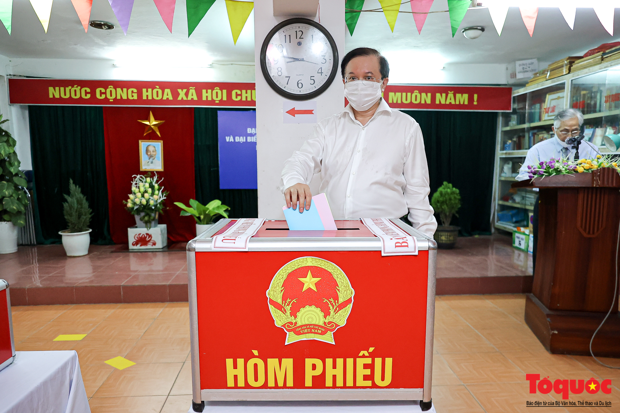 Lãnh đạo Bộ Văn hóa, Thể thao và Du lịch tham gia bầu cử đại biểu Quốc hội khóa XV và đại biểu Hội đồng nhân dân các cấp nhiệm kỳ 2021 - 2026 - Ảnh 4.
