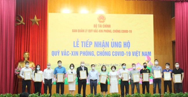 Công đoàn Bộ VHTTDL trao tiền ủng hộ Quỹ vắc xin phòng, chống Covid-19 - Ảnh 2.