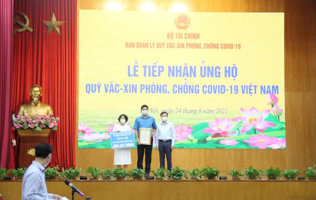 Công đoàn Bộ VHTTDL trao tiền ủng hộ Quỹ vắc xin phòng, chống Covid-19 - Ảnh 1.