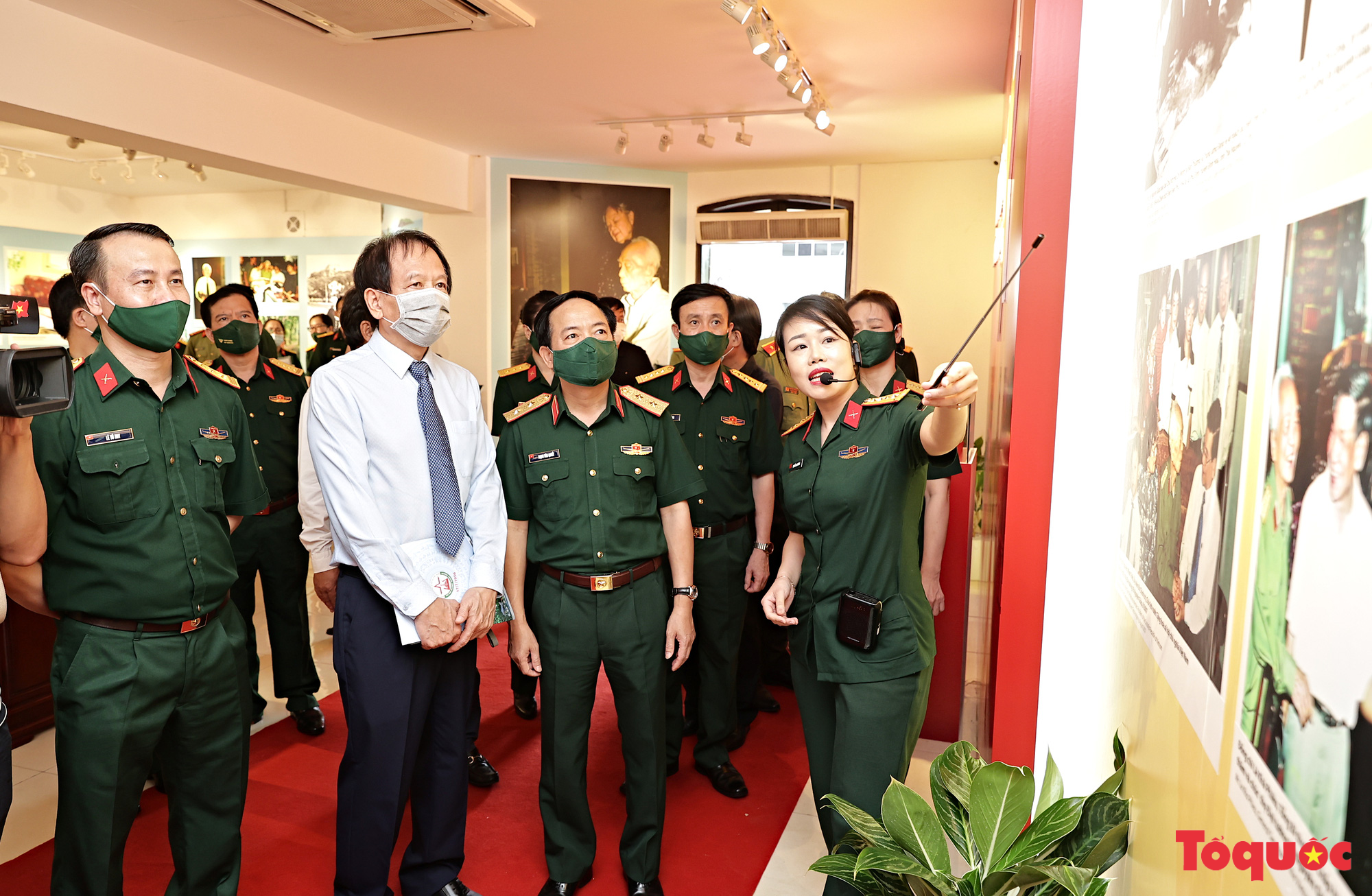 Triển lãm “Vị tướng huyền thoại” kỷ niệm 110 năm Ngày sinh Đại tướng Võ Nguyên Giáp - Ảnh 7.