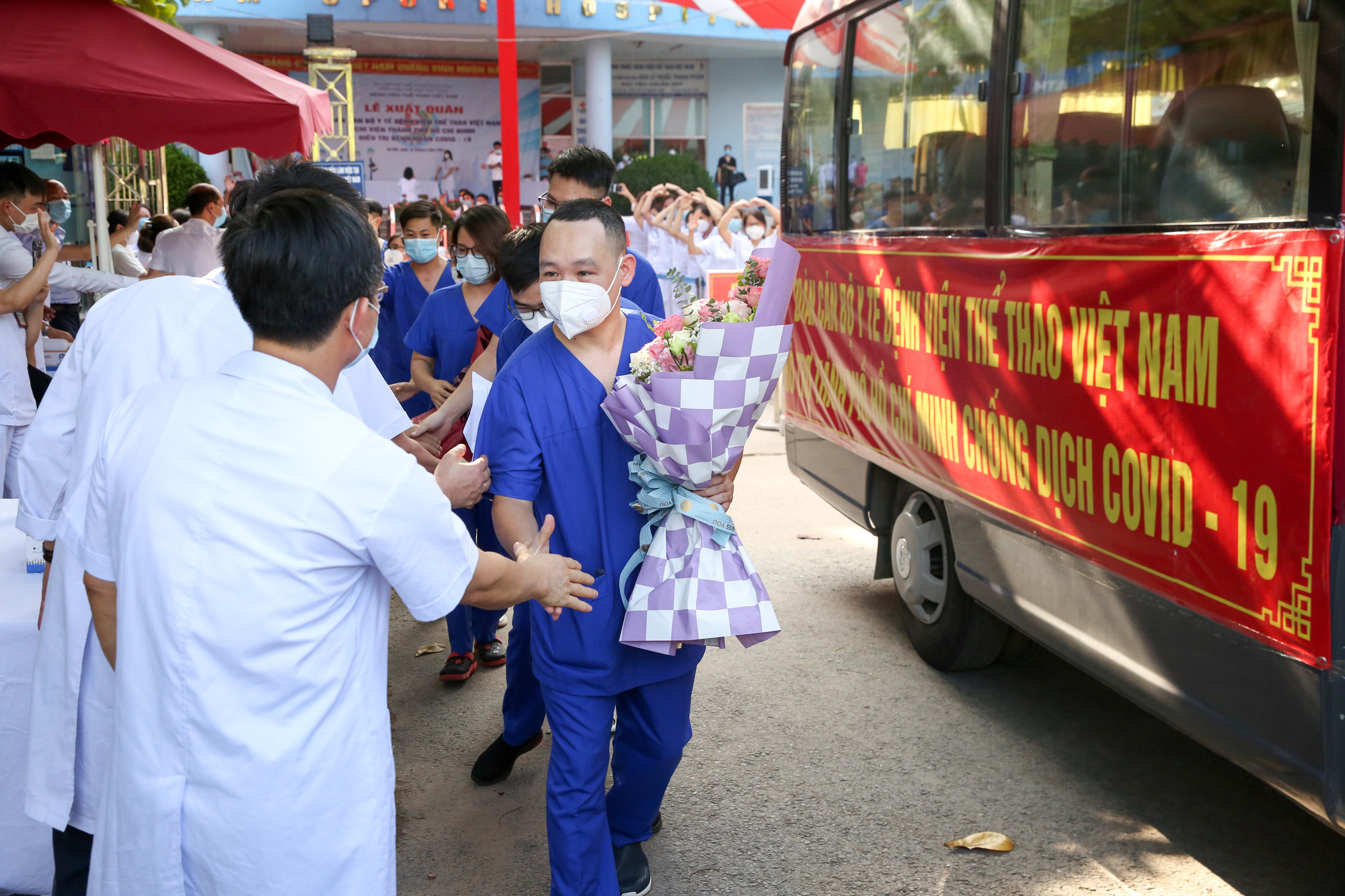 Bệnh viên Thể thao Việt Nam xuất quân tăng cường lực lượng vào miền Nam chống dịch - Ảnh 14.