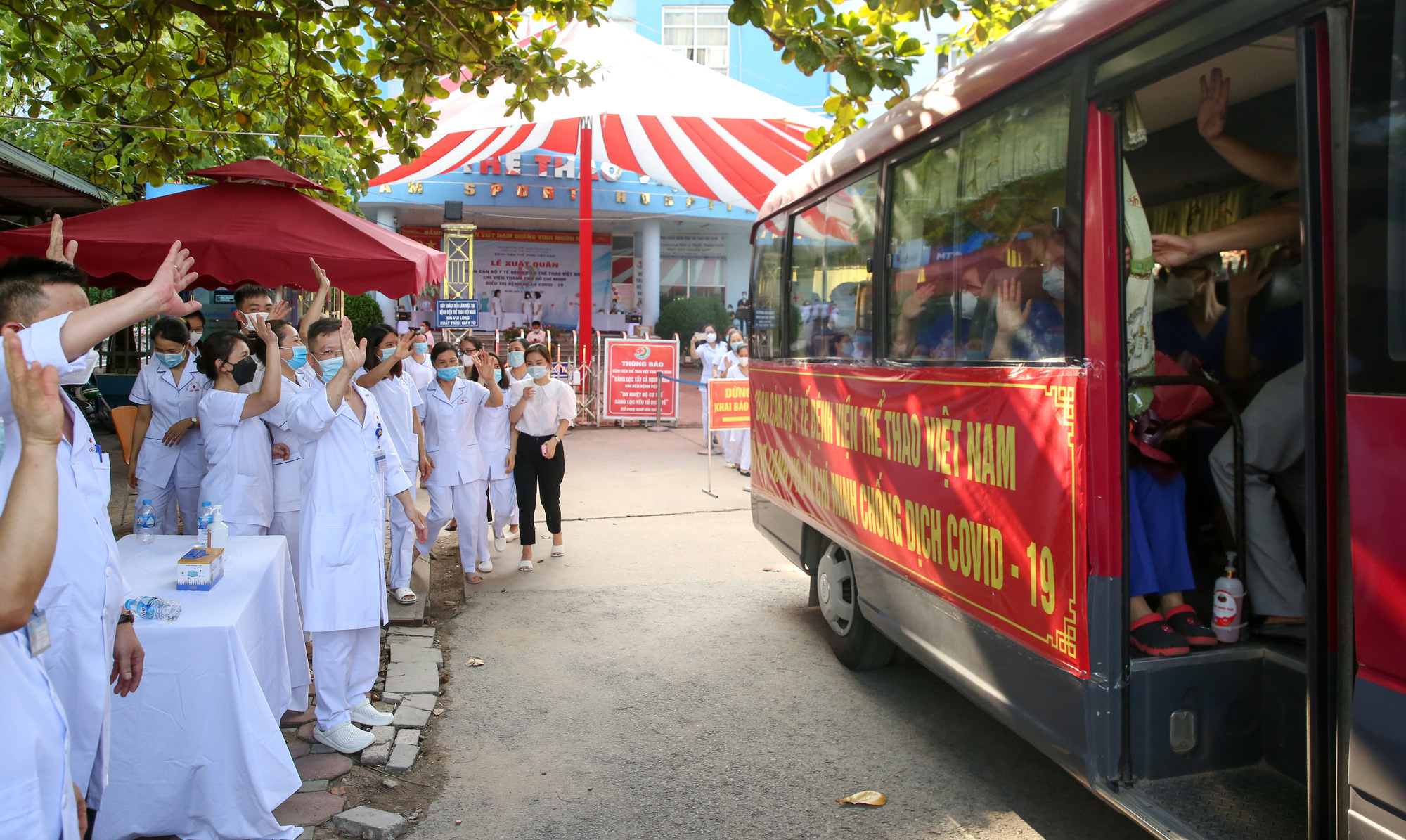Bệnh viên Thể thao Việt Nam xuất quân tăng cường lực lượng vào miền Nam chống dịch - Ảnh 15.