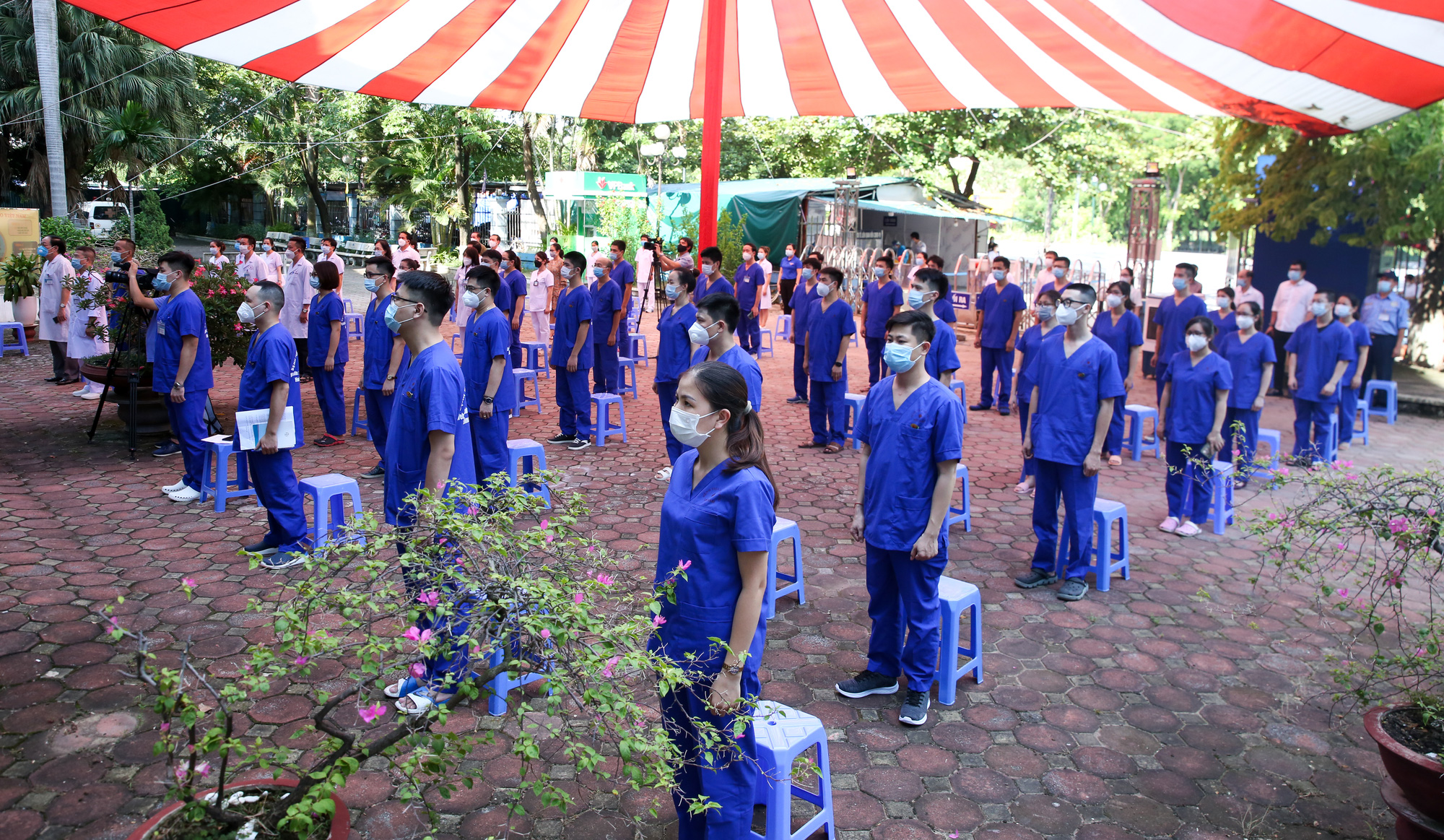Bệnh viên Thể thao Việt Nam xuất quân tăng cường lực lượng vào miền Nam chống dịch - Ảnh 7.