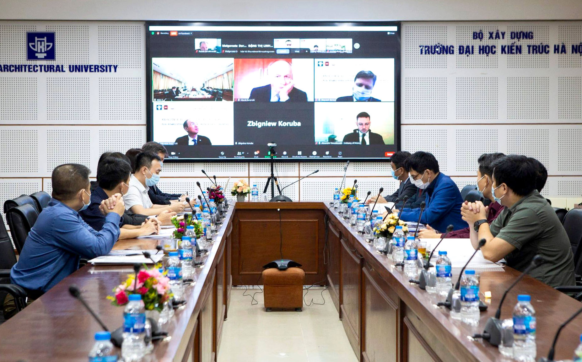 Thứ trưởng Hoàng Đạo Cương khai mạc Hội thảo Khoa học quốc tế “Kinh nghiệm Việt Nam-Ba Lan trong bảo quản hiện vật và bảo tồn di sản kiến trúc” - Ảnh 1.