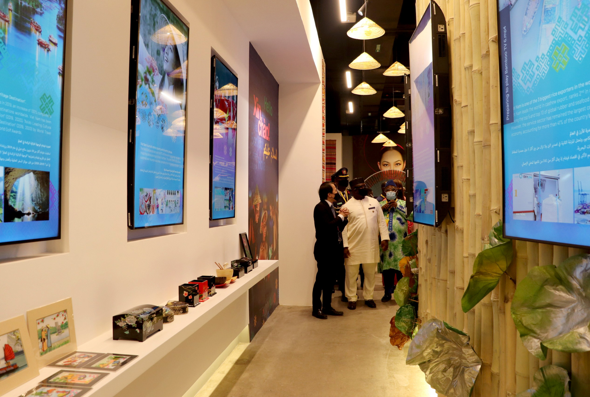 Tổng thống Cộng hòa Sierra Leone thăm Nhà Triển lãm Việt Nam tại EXPO 2020 Dubai.  - Ảnh 1.