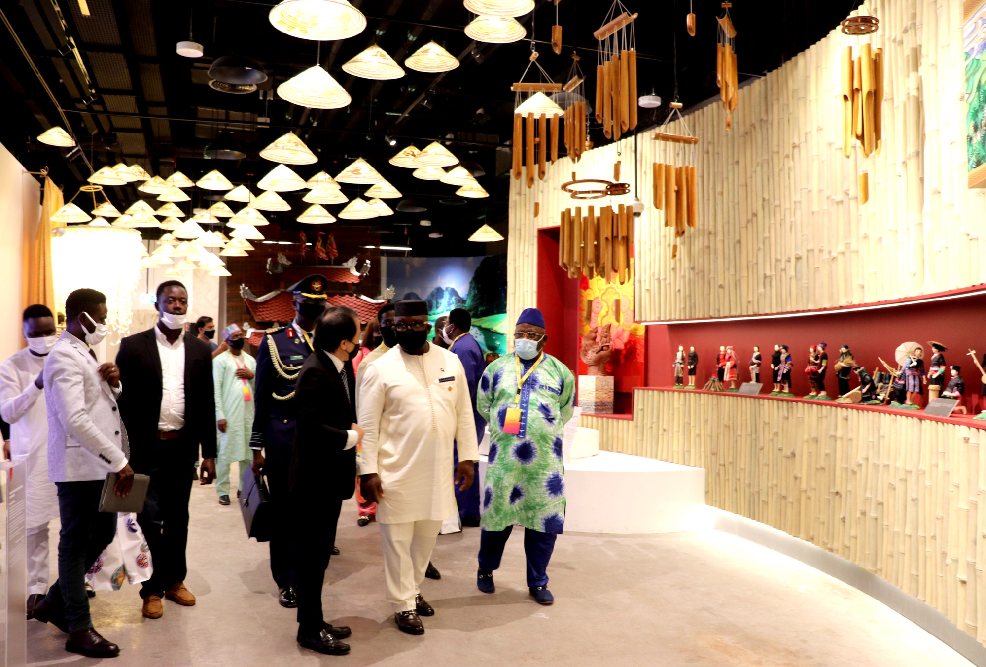 Tổng thống Cộng hòa Sierra Leone thăm Nhà Triển lãm Việt Nam tại EXPO 2020 Dubai.  - Ảnh 4.