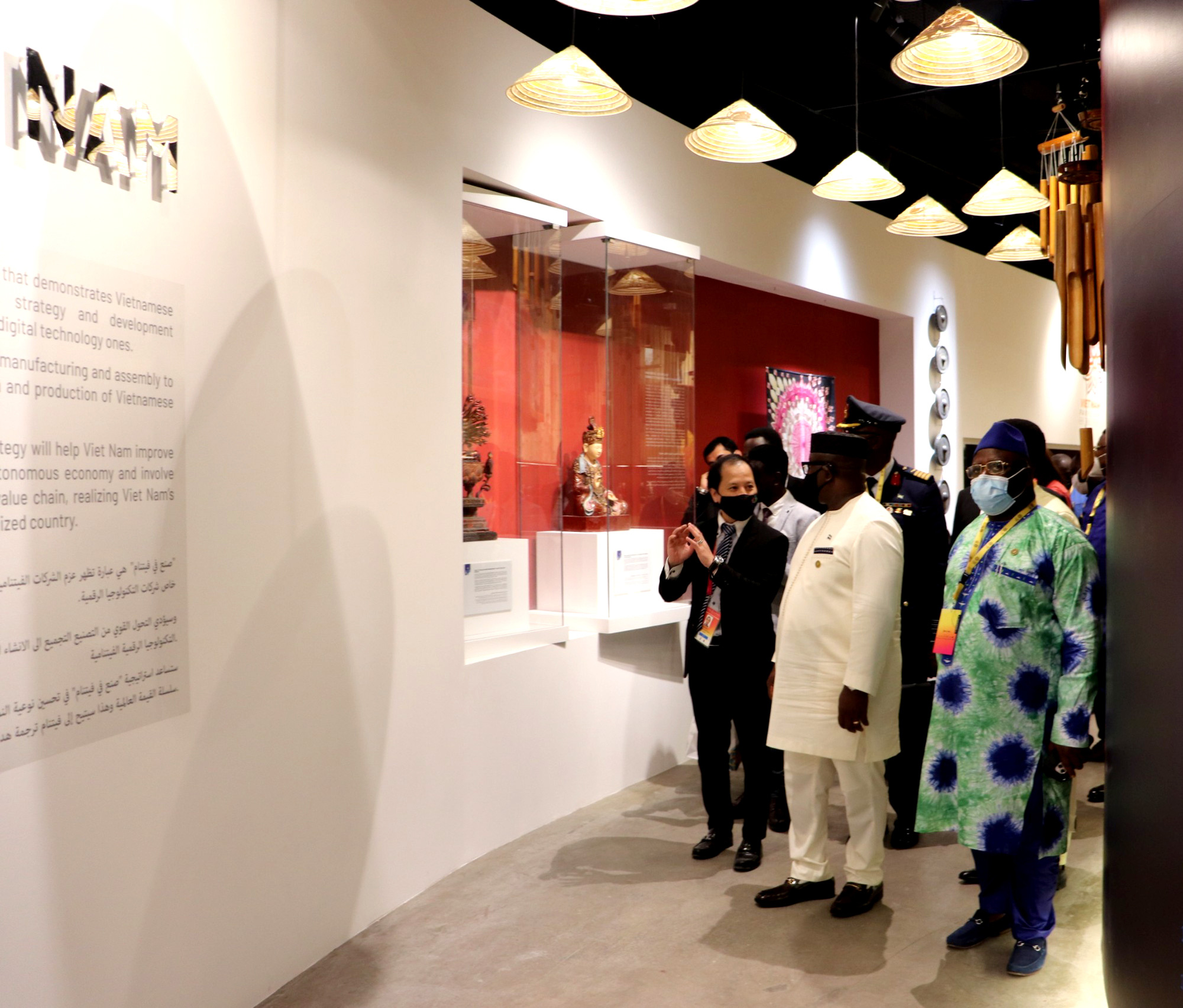 Tổng thống Cộng hòa Sierra Leone thăm Nhà Triển lãm Việt Nam tại EXPO 2020 Dubai.  - Ảnh 5.