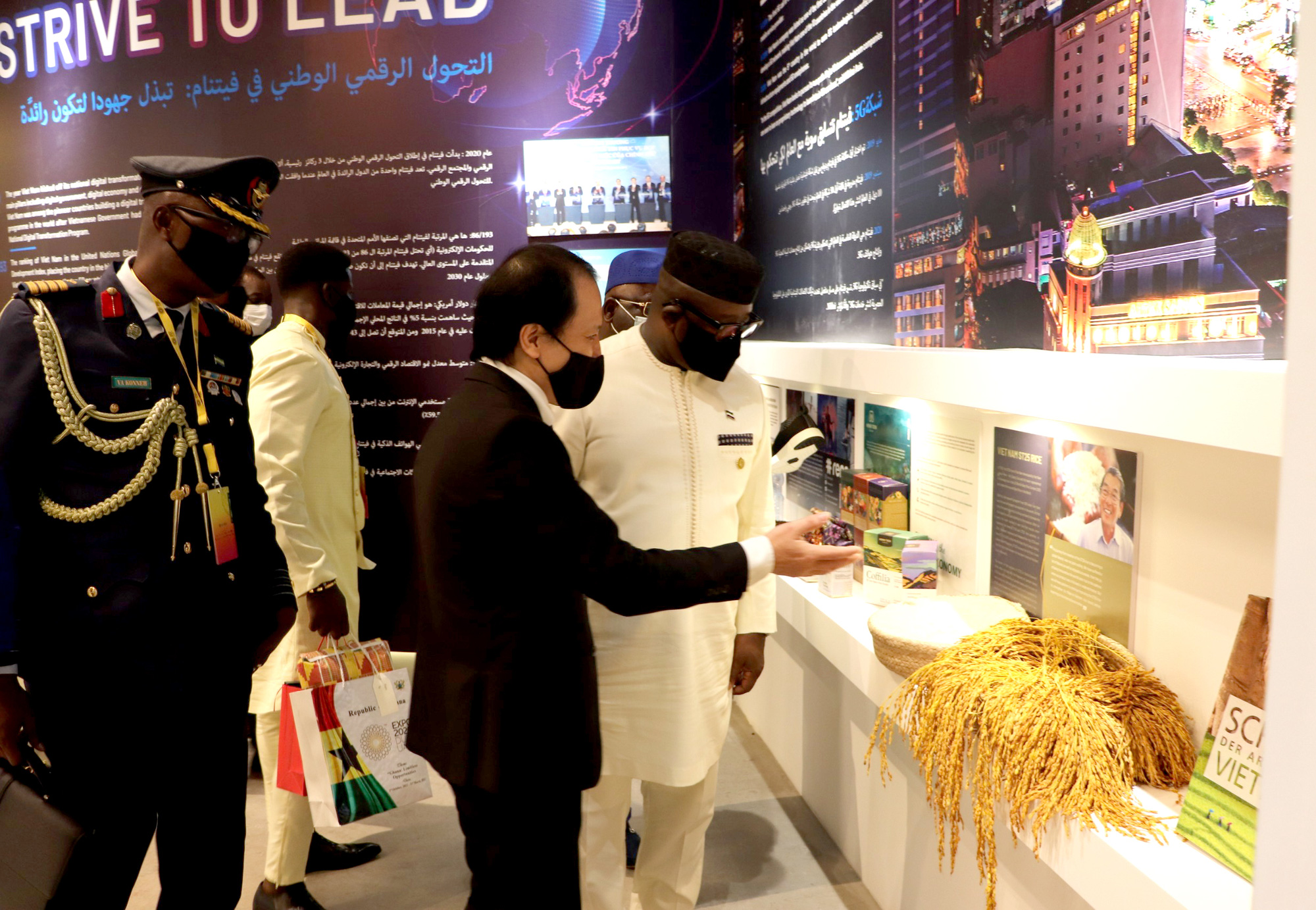 Tổng thống Cộng hòa Sierra Leone thăm Nhà Triển lãm Việt Nam tại EXPO 2020 Dubai.  - Ảnh 6.