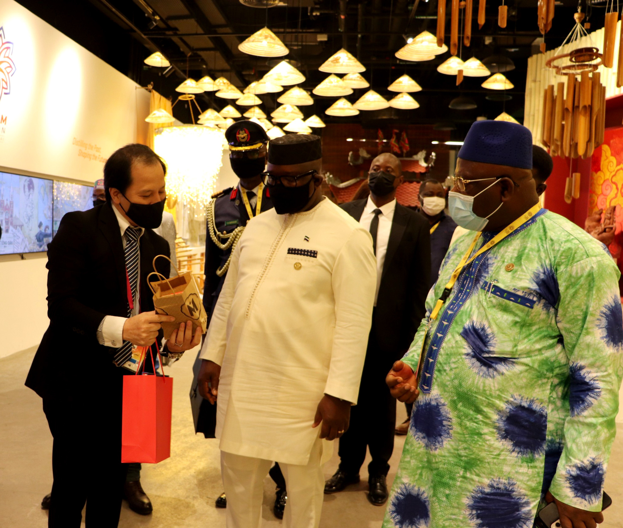 Tổng thống Cộng hòa Sierra Leone thăm Nhà Triển lãm Việt Nam tại EXPO 2020 Dubai.  - Ảnh 9.