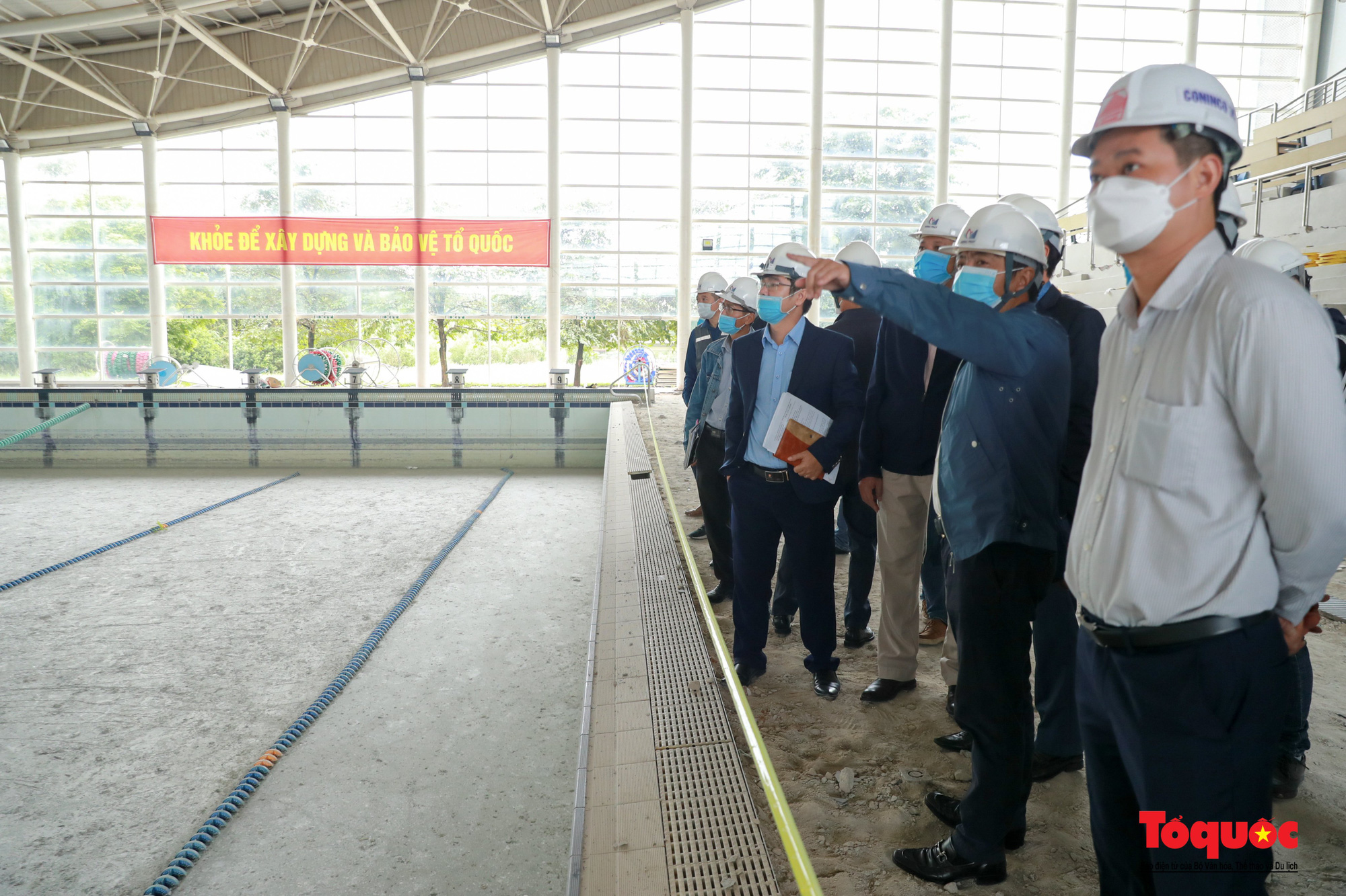 Sân Mỹ Đình khẩn trưởng hoàn thành mặt sân cỏ, các phòng chức năng trước ngày báo cáo AFC - Ảnh 1.