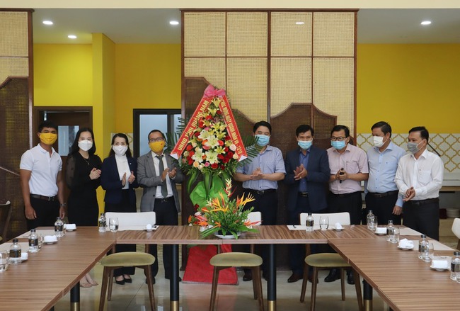 Lãnh đạo tỉnh Quảng Nam thăm, động viên doanh nghiệp du lịch - Ảnh 1.