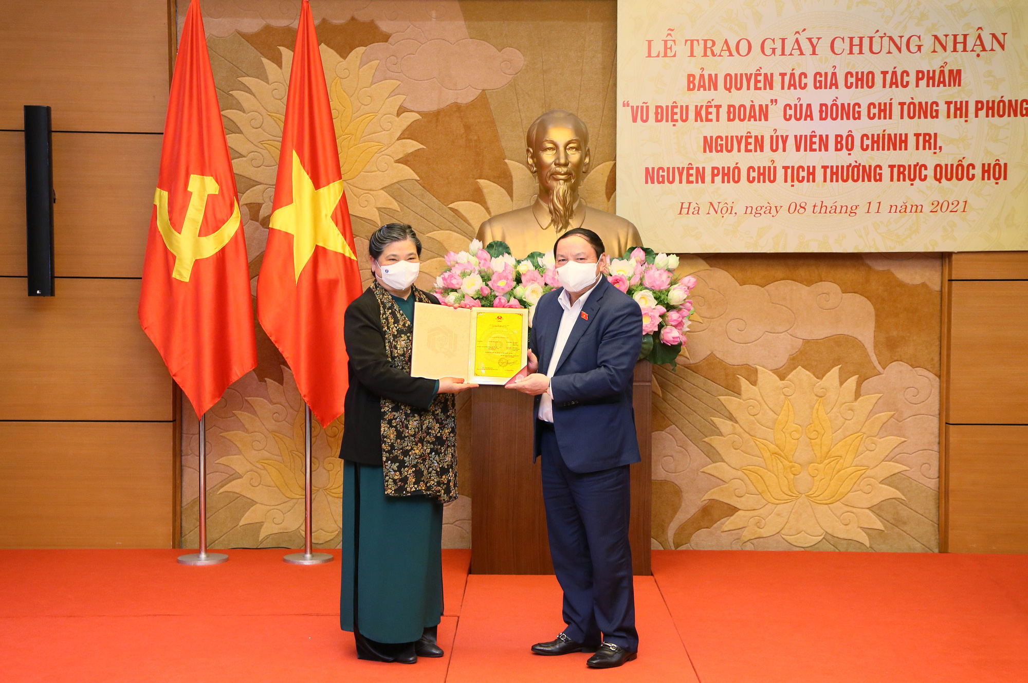 Trao Giấy chứng nhận bản quyền tác giả cho tác phẩm “Vũ điệu kết đoàn” của nguyên Phó Chủ tịch Thường trực Quốc hội Tòng Thị Phóng - Ảnh 1.