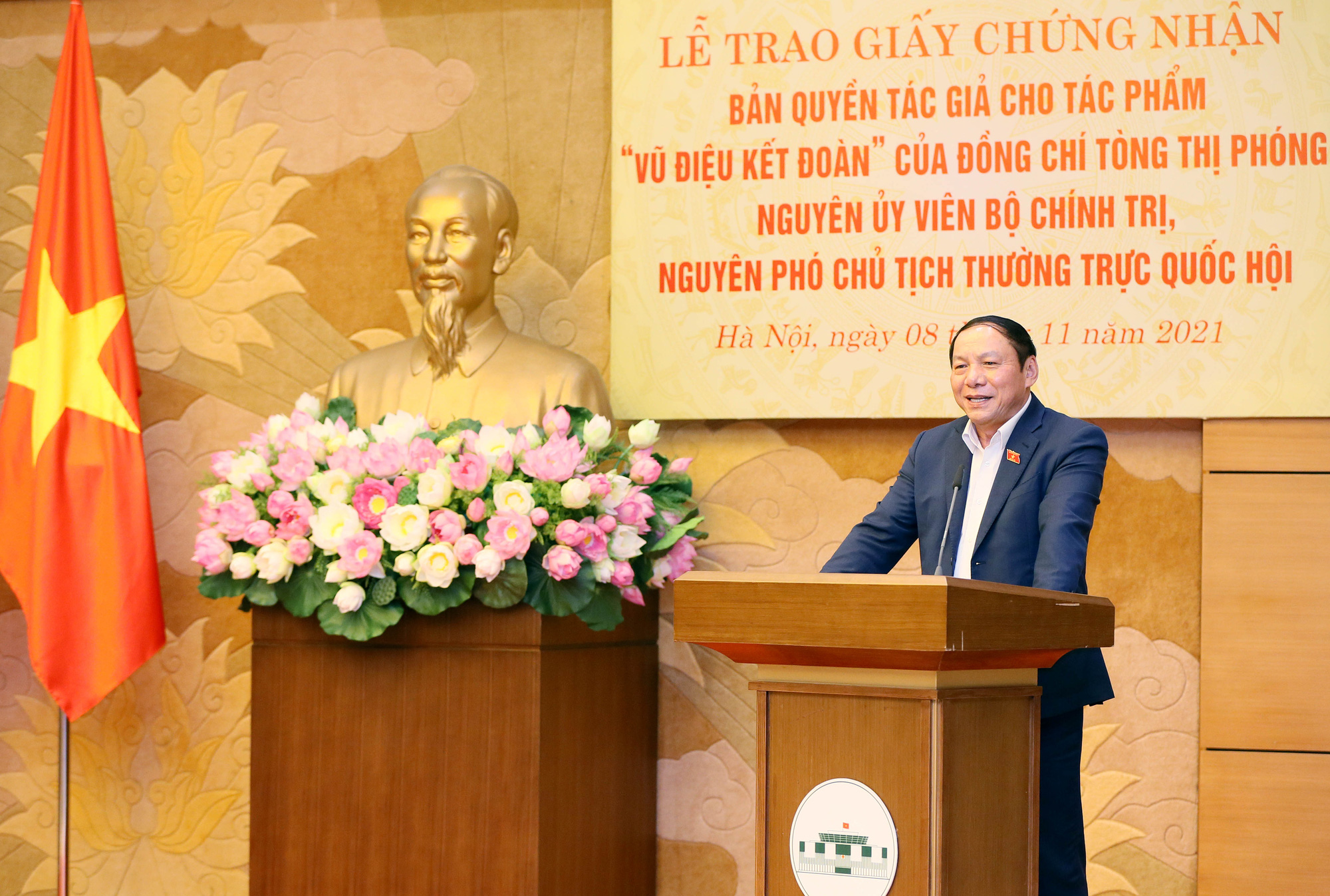 Trao Giấy chứng nhận bản quyền tác giả cho tác phẩm “Vũ điệu kết đoàn” của nguyên Phó Chủ tịch Thường trực Quốc hội Tòng Thị Phóng - Ảnh 3.