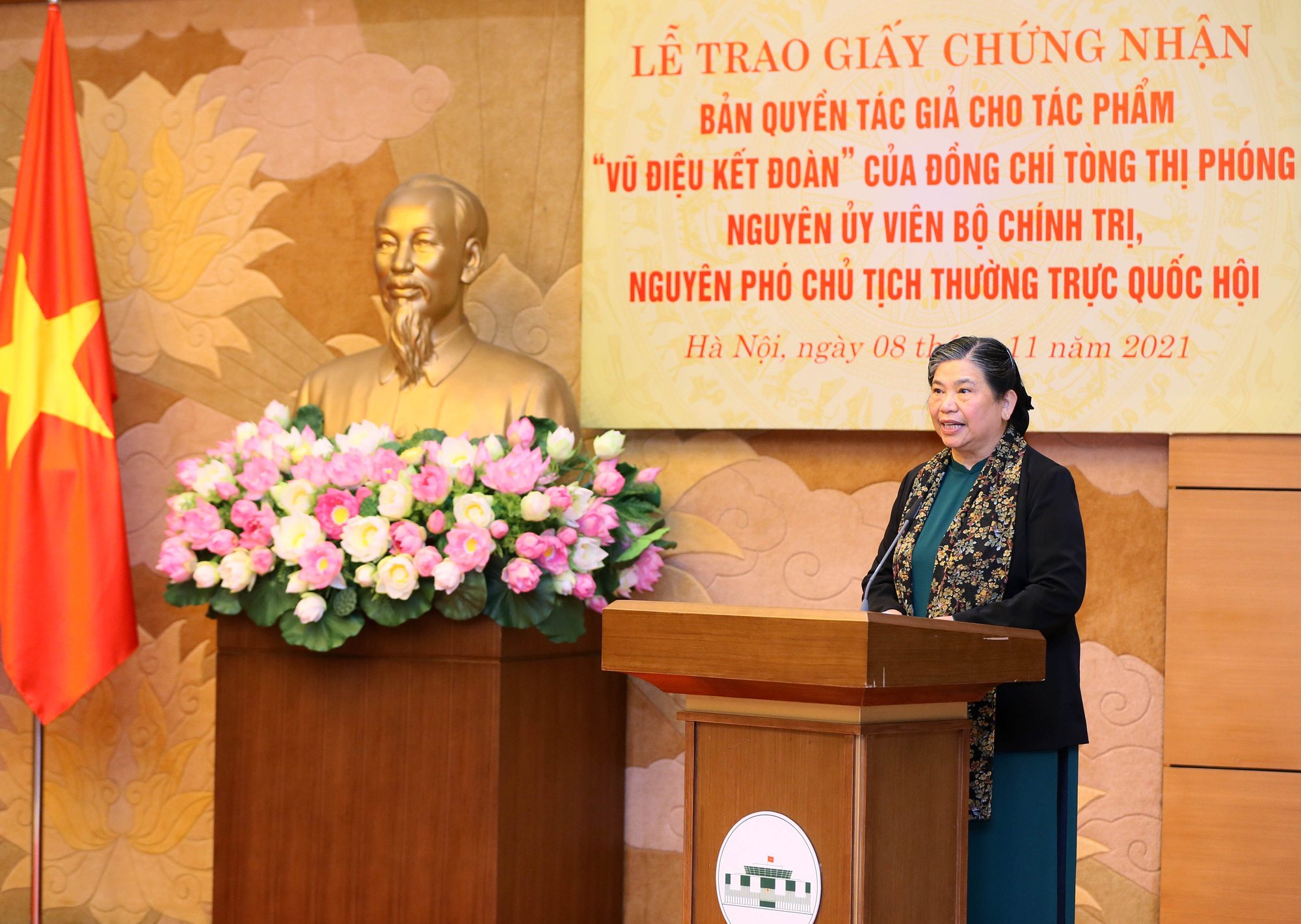 Trao Giấy chứng nhận bản quyền tác giả cho tác phẩm “Vũ điệu kết đoàn” của nguyên Phó Chủ tịch Thường trực Quốc hội Tòng Thị Phóng - Ảnh 4.