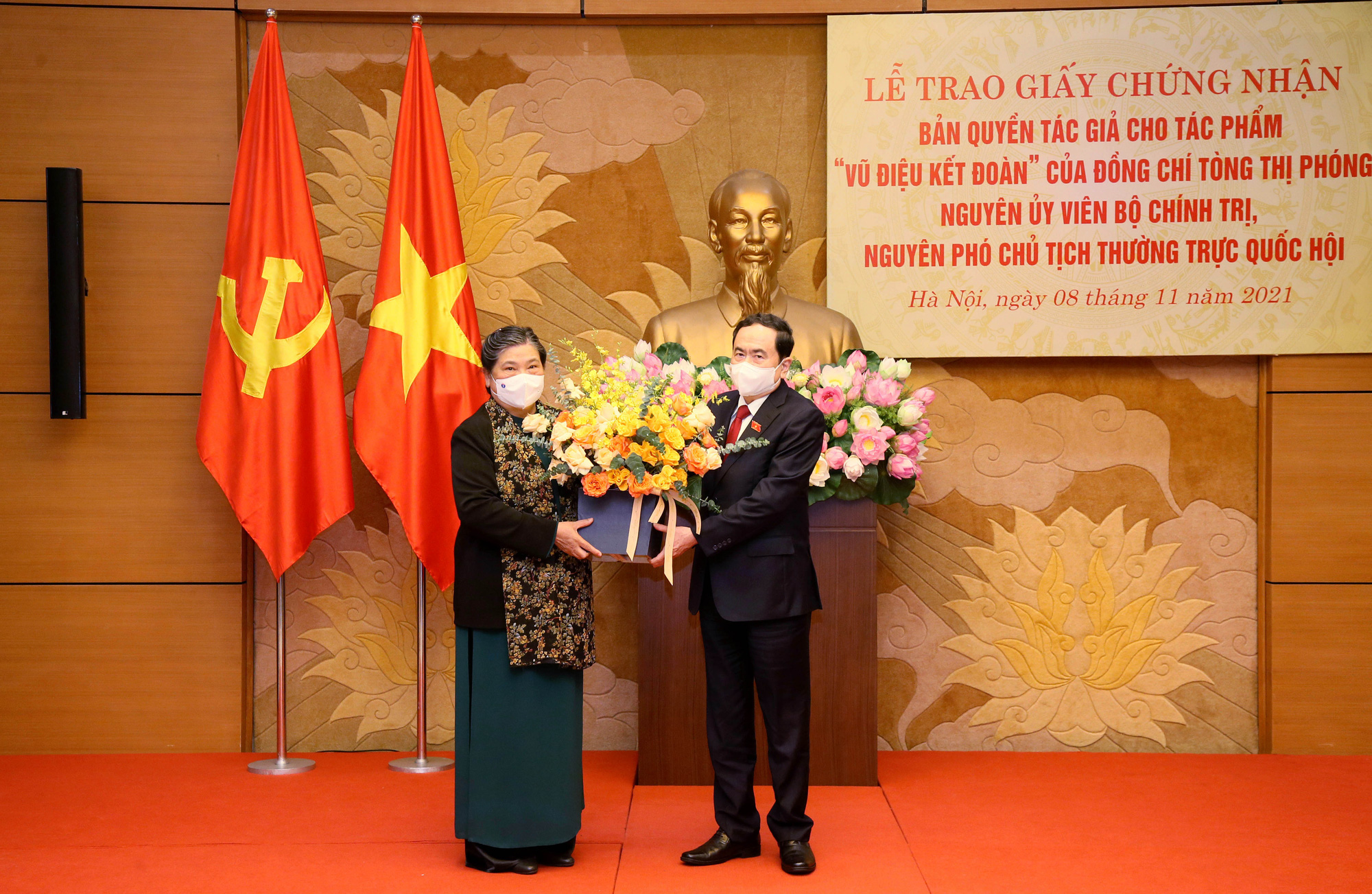 Trao Giấy chứng nhận bản quyền tác giả cho tác phẩm “Vũ điệu kết đoàn” của nguyên Phó Chủ tịch Thường trực Quốc hội Tòng Thị Phóng - Ảnh 2.