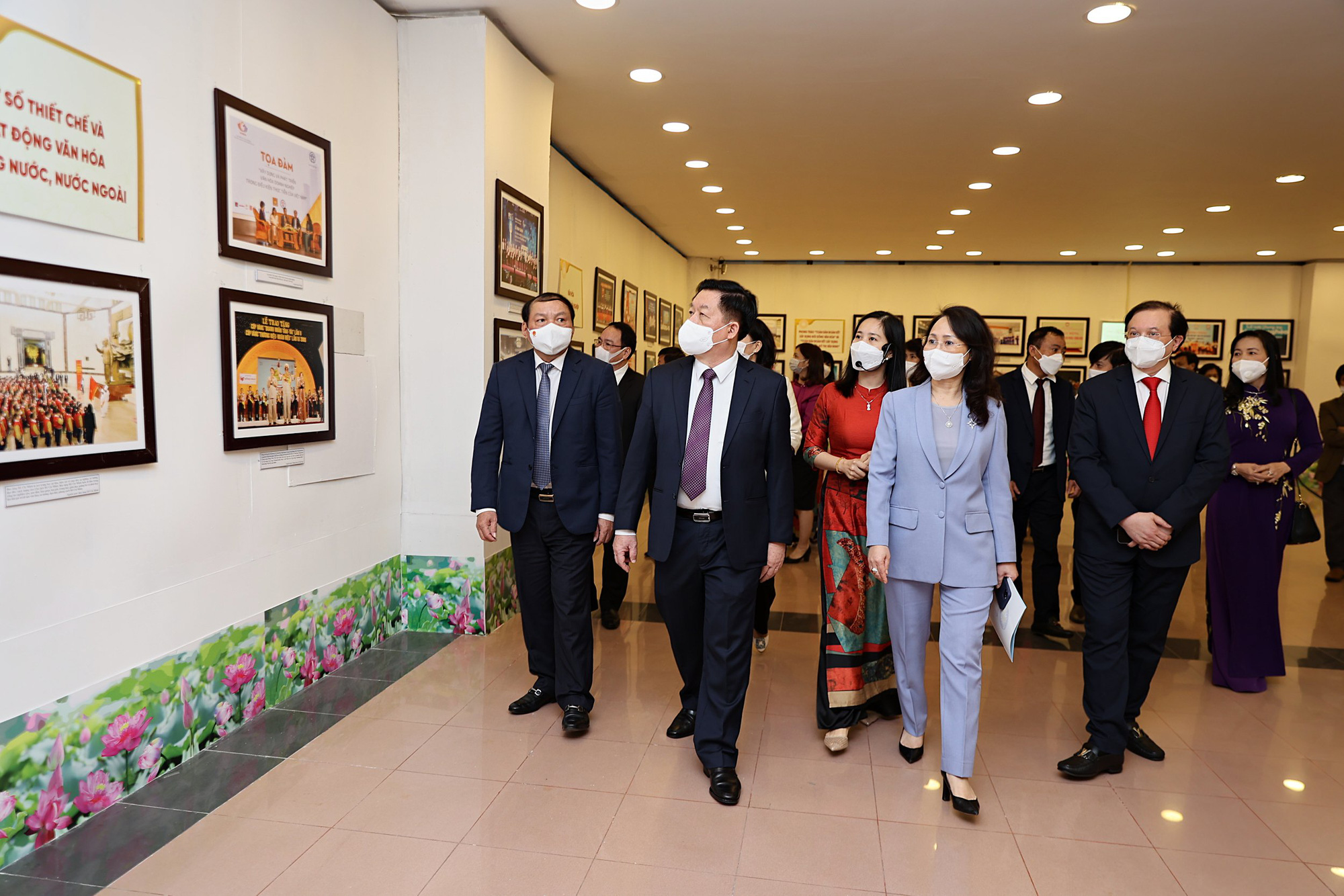 Khai mạc Triển lãm "Văn hóa soi đường cho quốc dân đi" chào mừng Hội nghị Văn hóa toàn quốc - Ảnh 4.