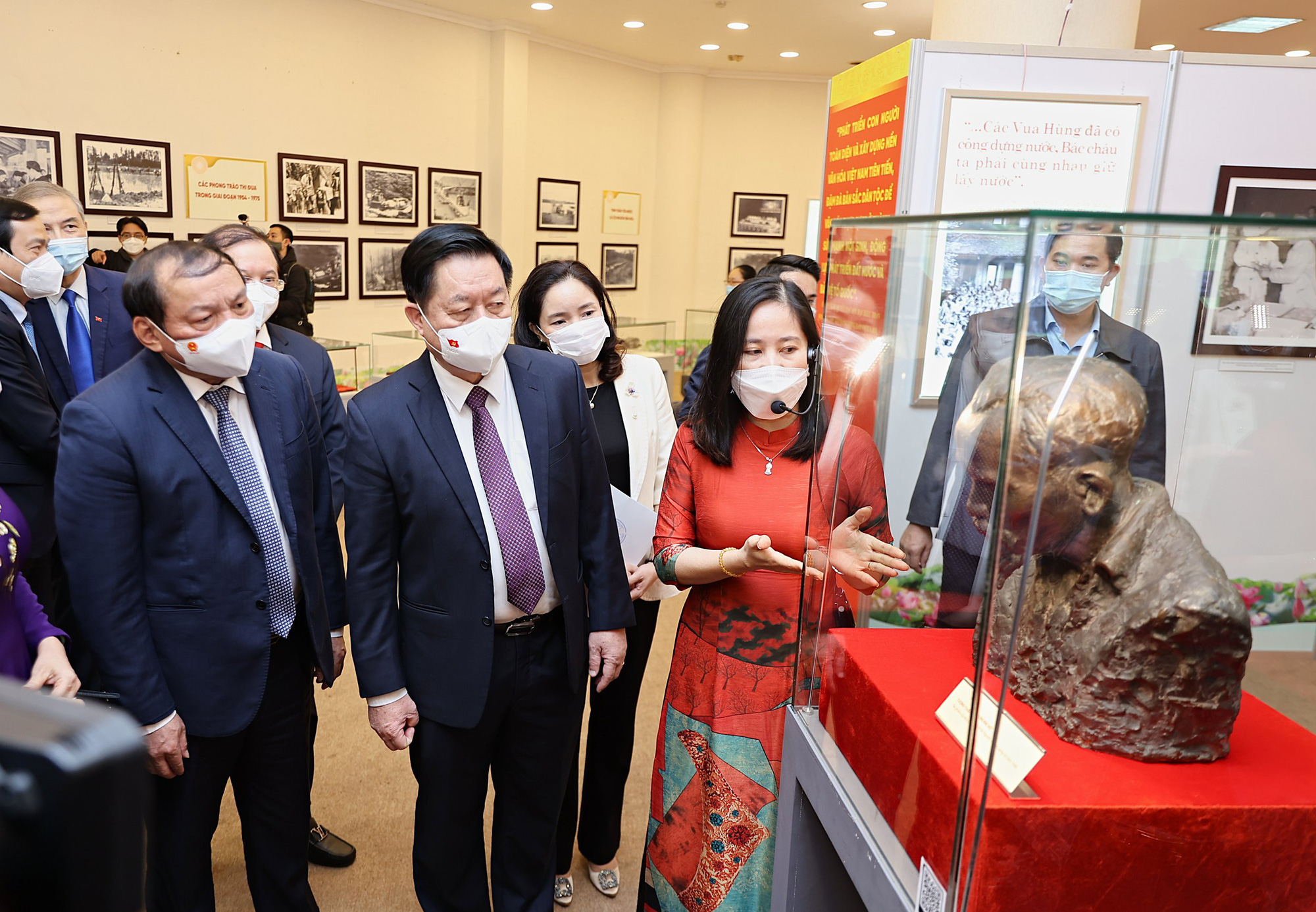 Khai mạc Triển lãm "Văn hóa soi đường cho quốc dân đi" chào mừng Hội nghị Văn hóa toàn quốc - Ảnh 3.