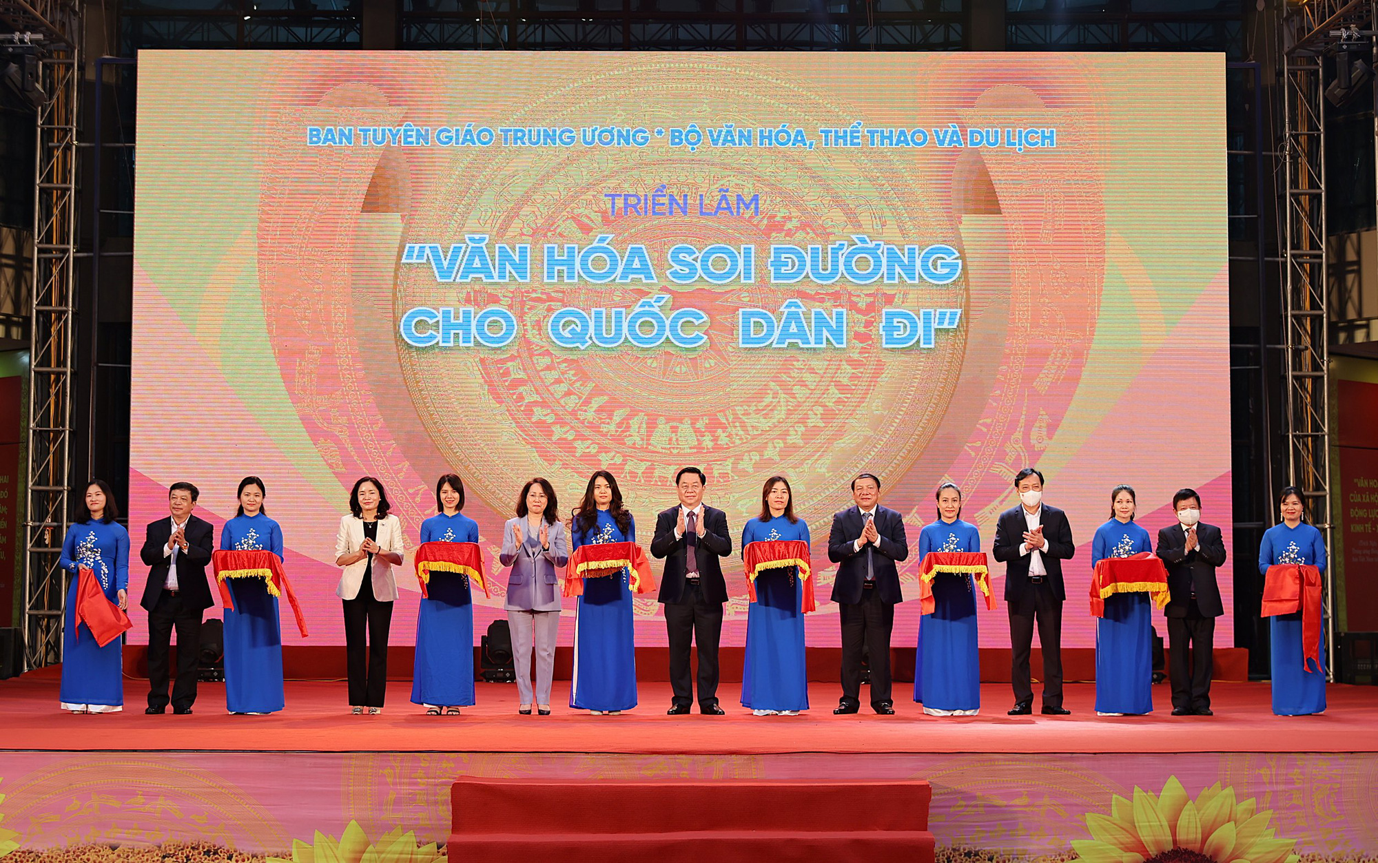 Khai mạc Triển lãm "Văn hóa soi đường cho quốc dân đi" chào mừng Hội nghị Văn hóa toàn quốc - Ảnh 1.