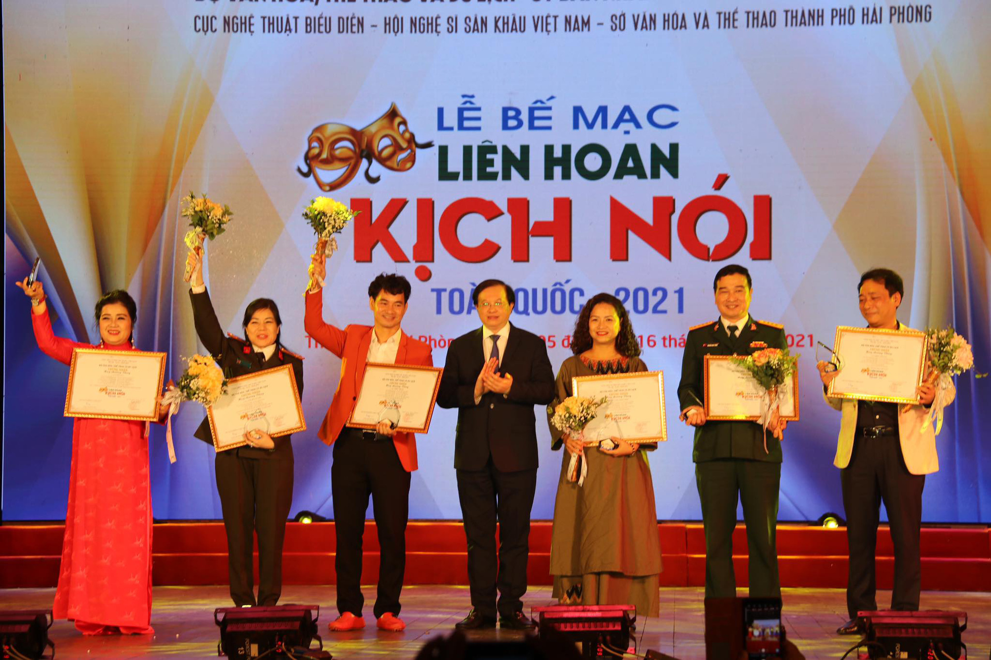 Trao 6 Huy chương Vàng cho các vở diễn tại Liên hoan Kịch nói toàn quốc 2021 - Ảnh 2.