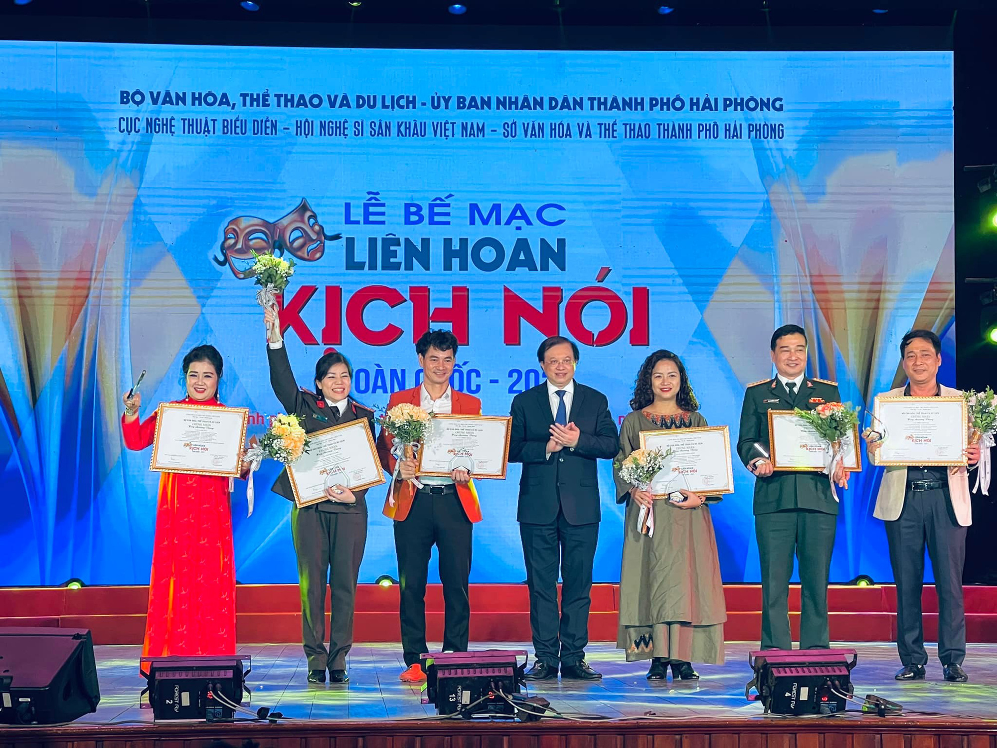 Khép lại "Liên hoan Kịch nói toàn quốc 2021": Sân khấu đang thay đổi, hấp dẫn và tươi mới - Ảnh 1.