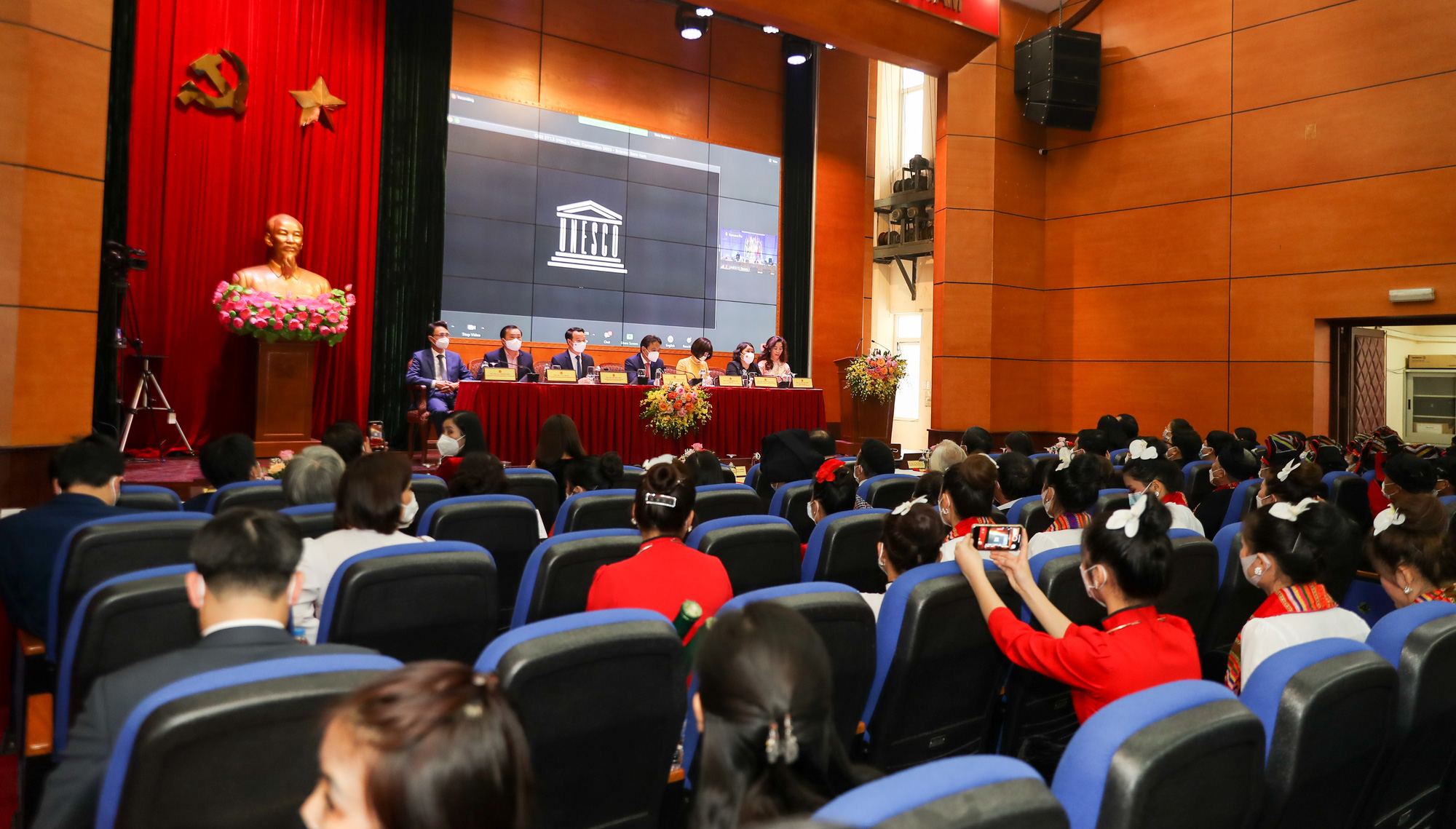 Nghệ thuật Xòe Thái được UNESCO ghi danh vào Danh sách di sản văn hóa phi vật thể đại diện của nhân loại - Ảnh 1.