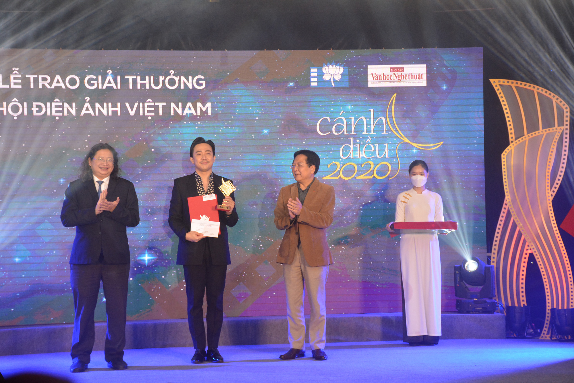 "Bố già" thắng lớn tại giải thưởng Cánh diều 2020 - Ảnh 2.