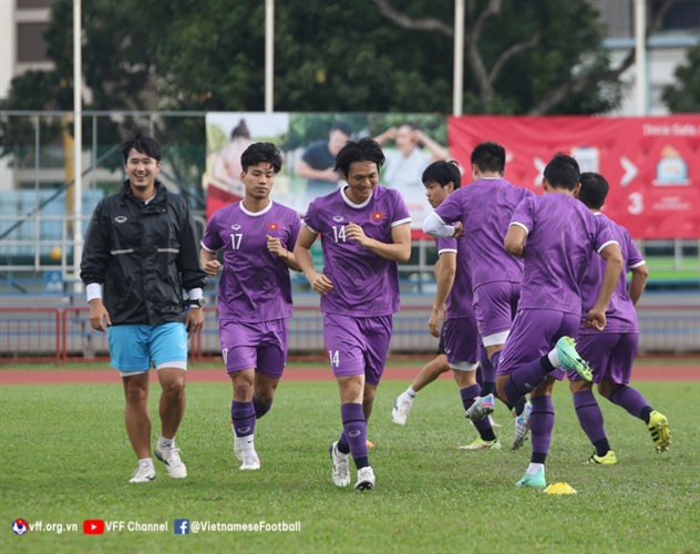 Bộ trưởng Bộ VHTTDL Nguyễn Văn Hùng động viên tuyển Việt Nam trước trận gặp Thái Lan - Ảnh 1.