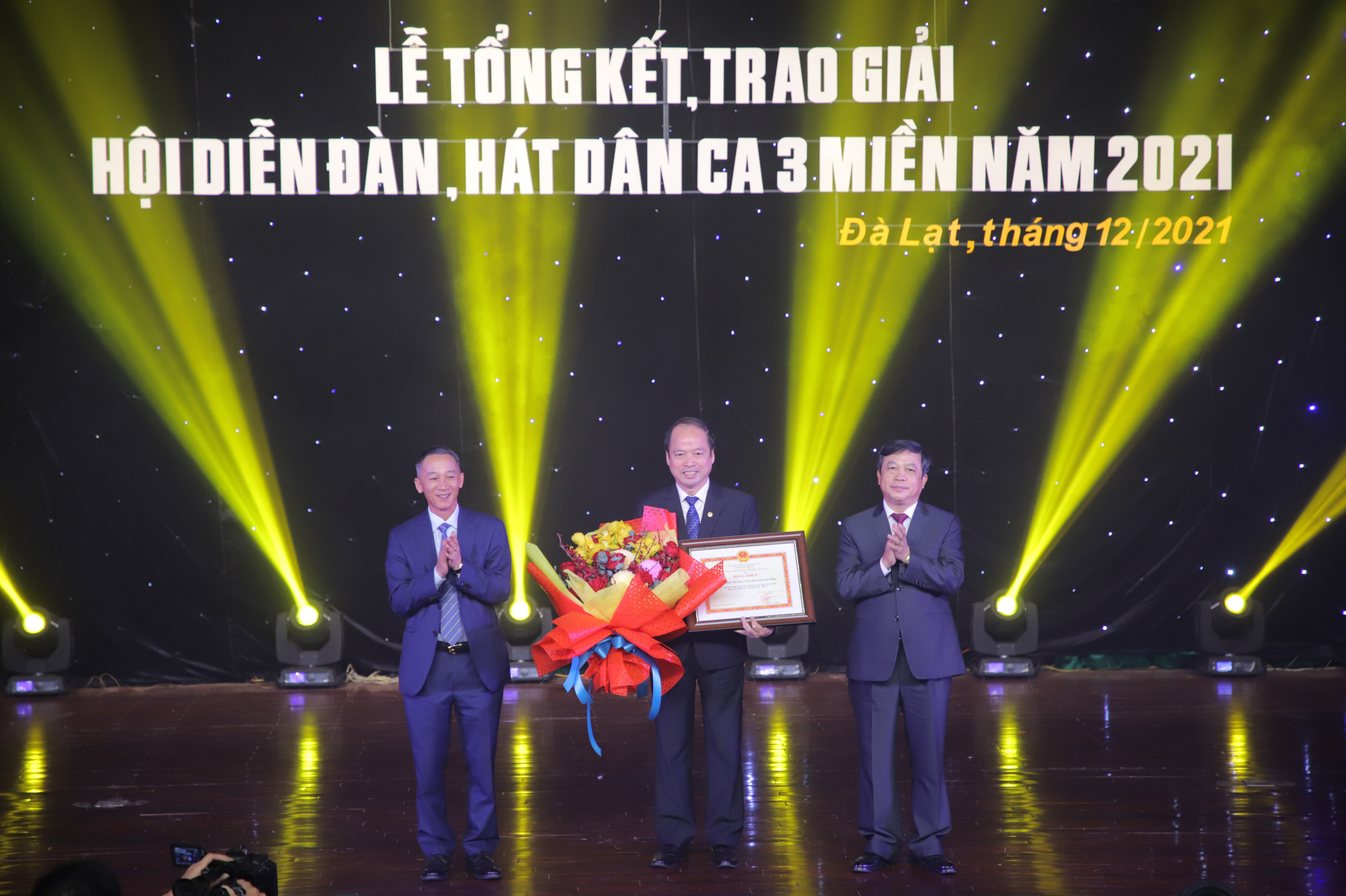 Hơn 90 huy chương được trao tại Hội diễn đàn, hát dân ca 3 miền năm 2021 - Ảnh 2.