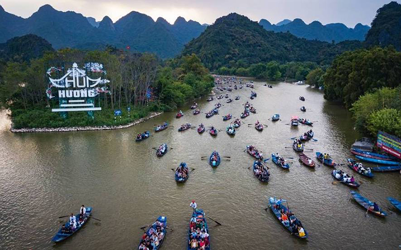 Hà Nội tạm dừng tổ chức lễ hội Chùa Hương - Ảnh 1.