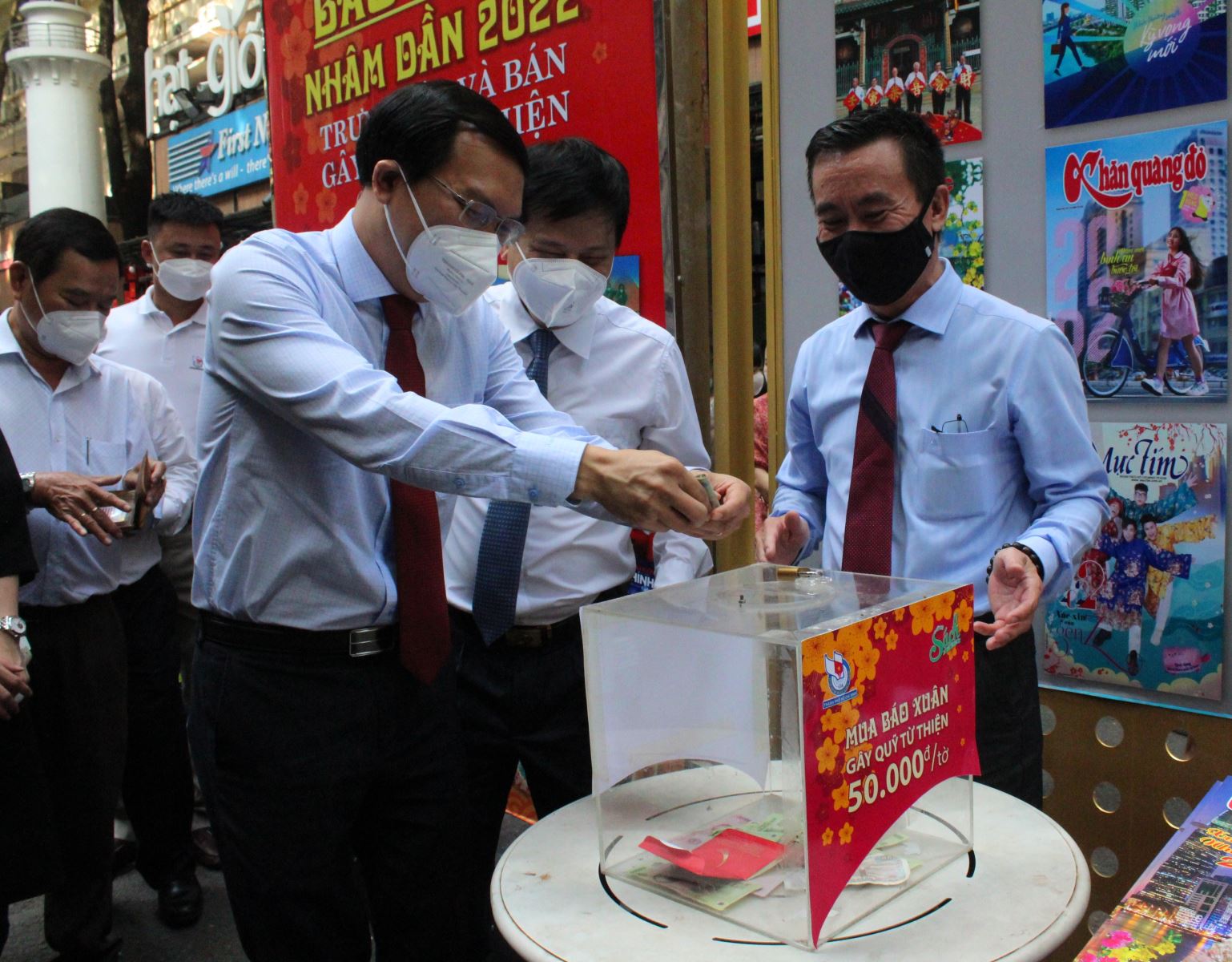 Đường sách TP Hồ Chí Minh rực rỡ sắc màu đón Tết - Ảnh 13.