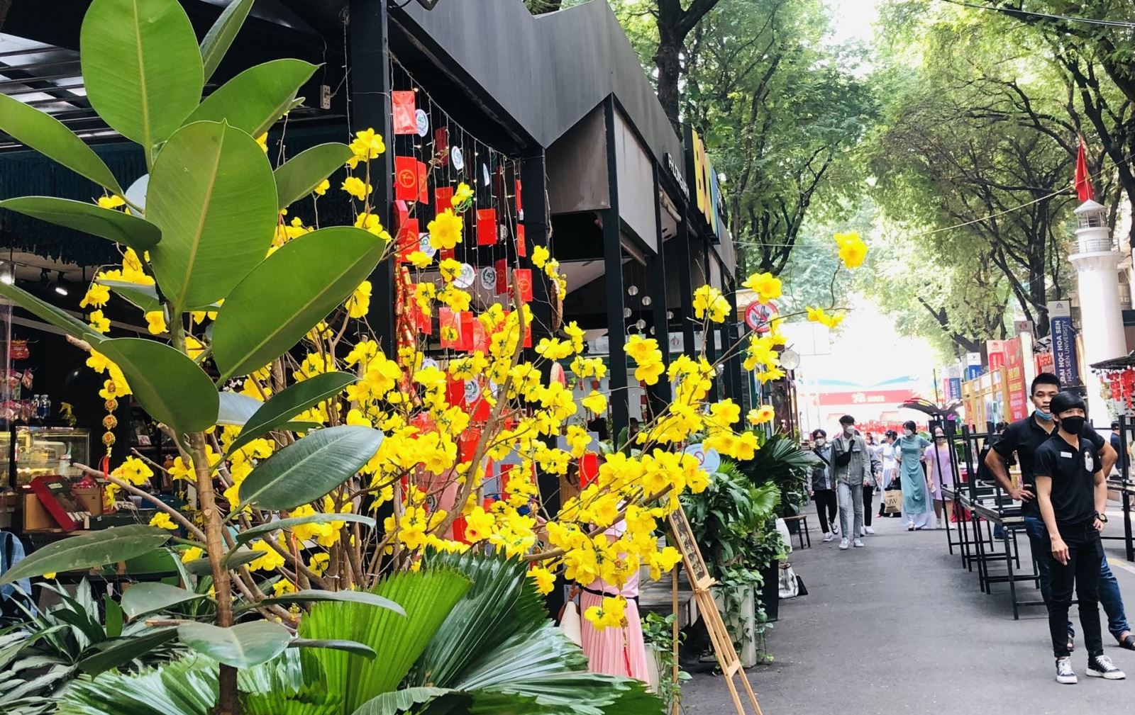 Đường sách TP Hồ Chí Minh rực rỡ sắc màu đón Tết - Ảnh 2.