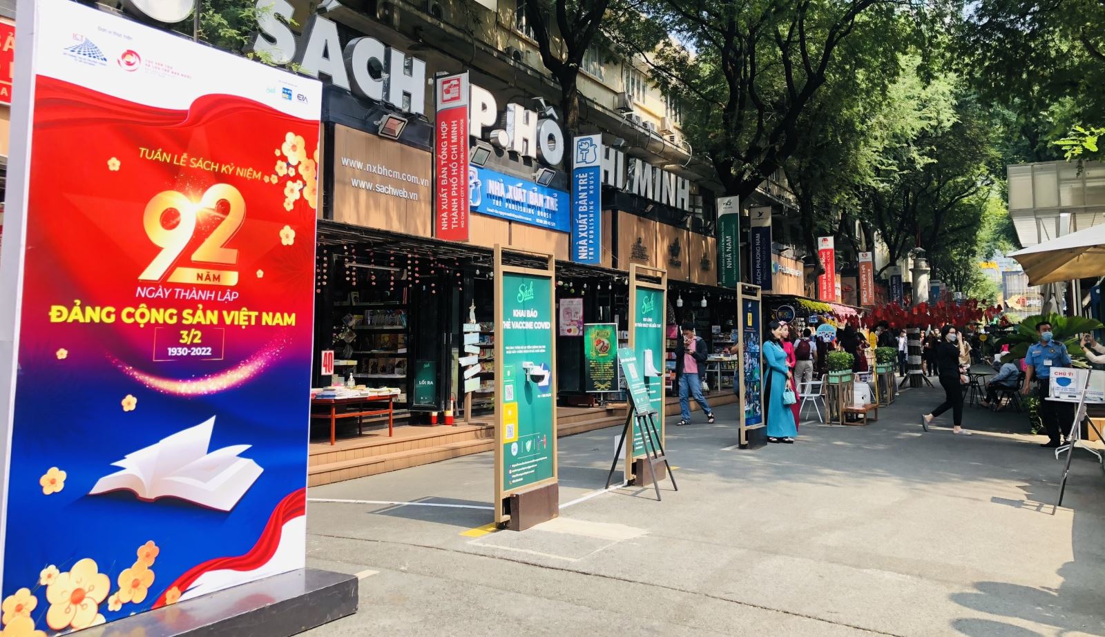 Đường sách TP Hồ Chí Minh rực rỡ sắc màu đón Tết - Ảnh 11.