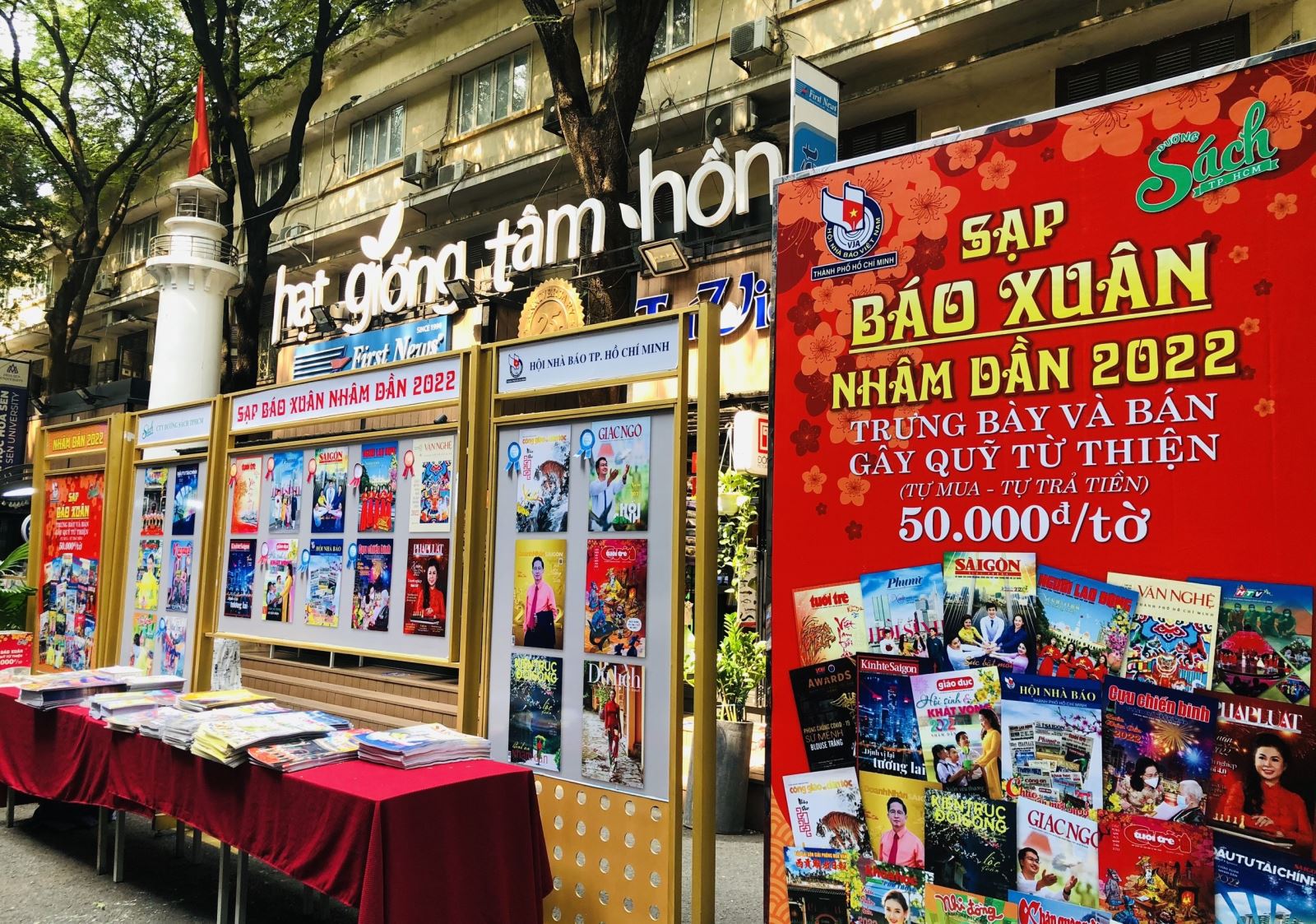 Đường sách TP Hồ Chí Minh rực rỡ sắc màu đón Tết - Ảnh 12.