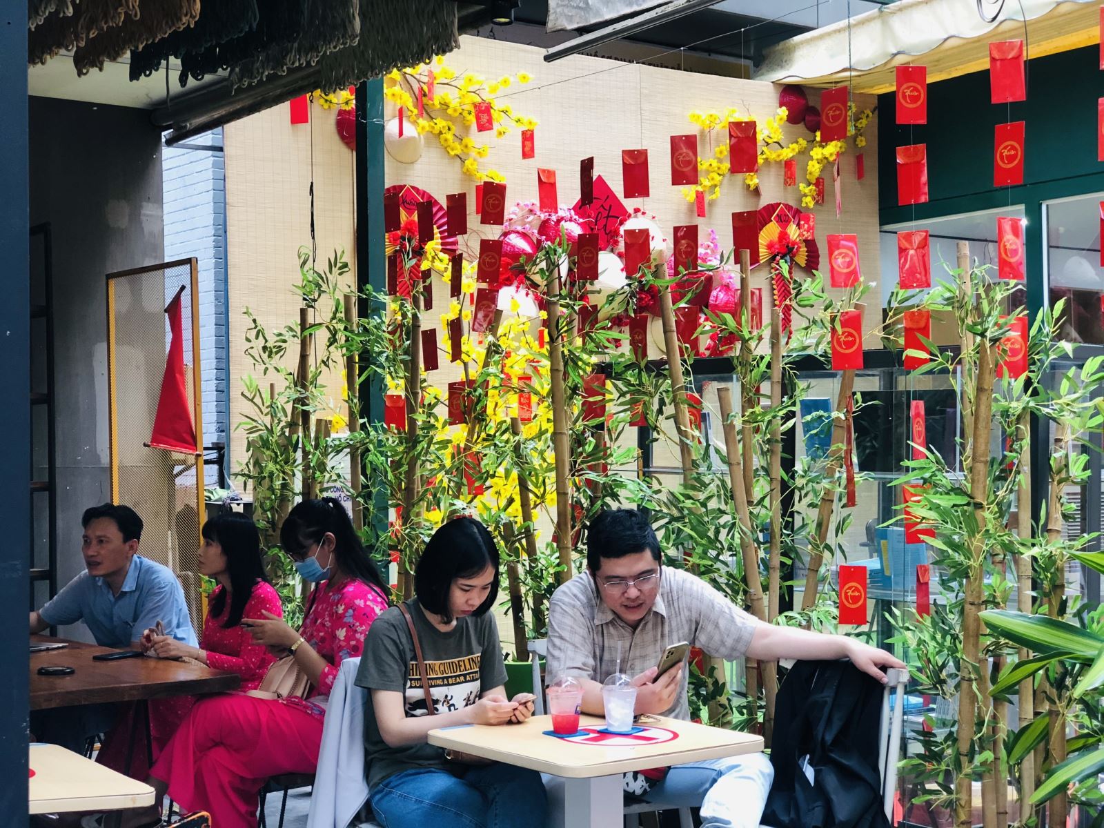 Đường sách TP Hồ Chí Minh rực rỡ sắc màu đón Tết - Ảnh 9.