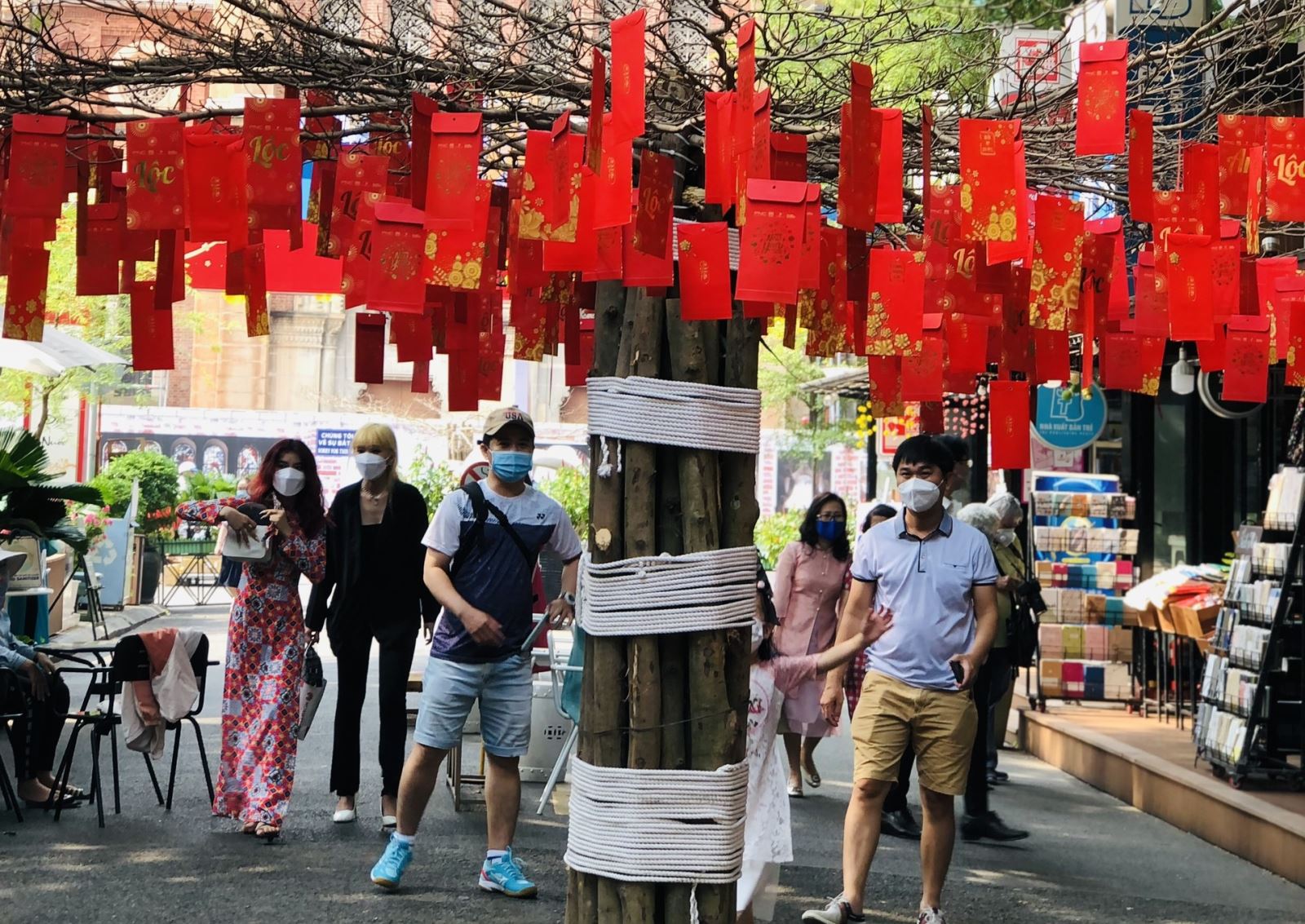 Đường sách TP Hồ Chí Minh rực rỡ sắc màu đón Tết - Ảnh 4.