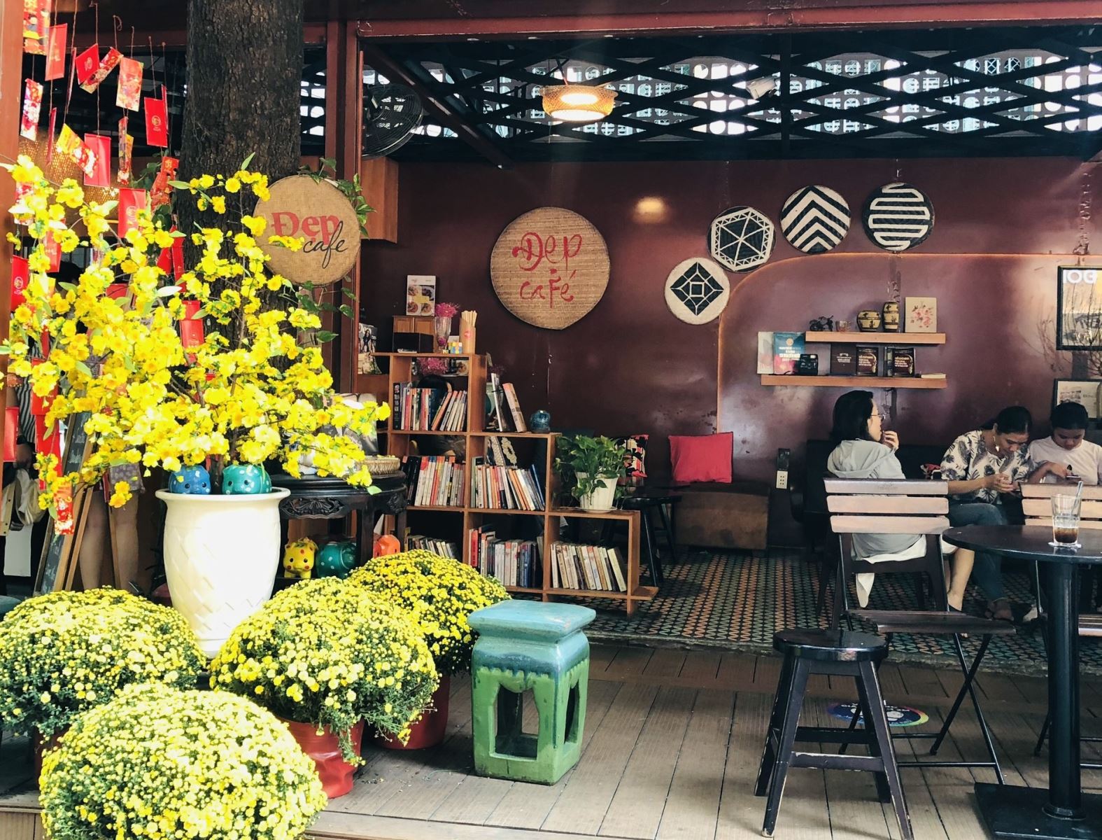 Đường sách TP Hồ Chí Minh rực rỡ sắc màu đón Tết - Ảnh 8.