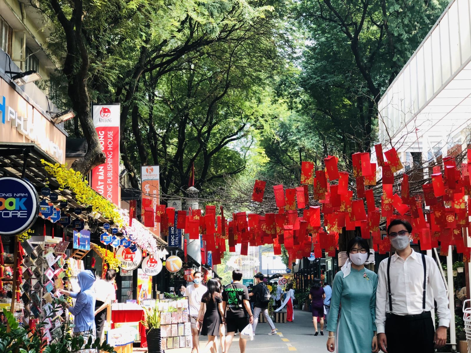 Đường sách TP Hồ Chí Minh rực rỡ sắc màu đón Tết - Ảnh 3.