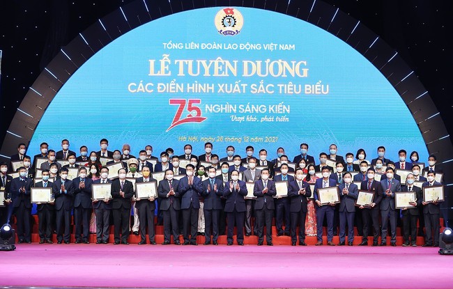 Vận dụng tư tưởng Hồ Chí Minh vào công tác đào tạo, bồi dưỡng cán bộ công đoàn đáp ứng yêu cầu nhiệm vụ mới - Ảnh 2.