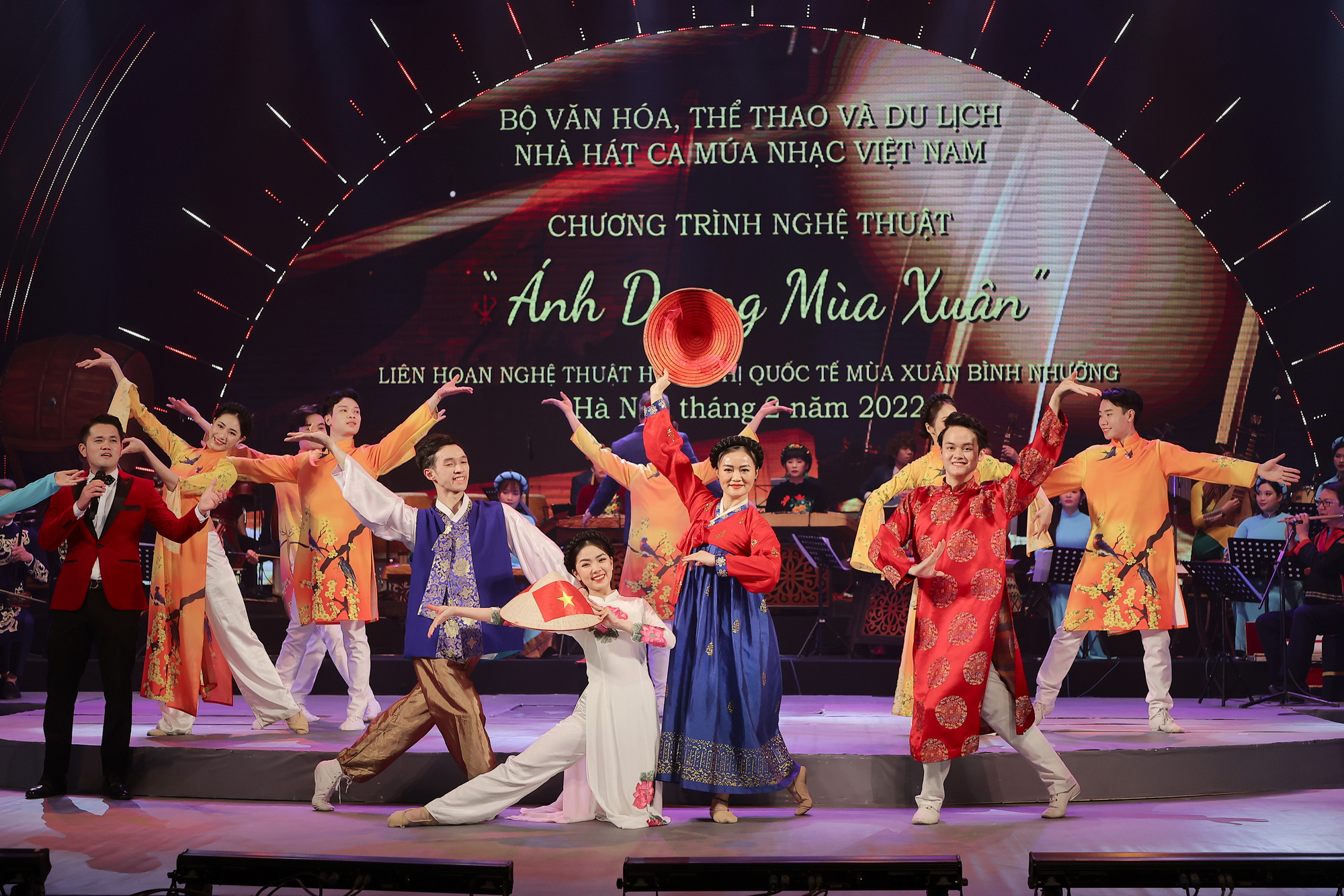 Chương trình nghệ thuật "Ánh Dương Mùa Xuân”: Ca ngợi tình hữu nghị đặc biệt giữa Việt Nam - Triều Tiên  - Ảnh 1.