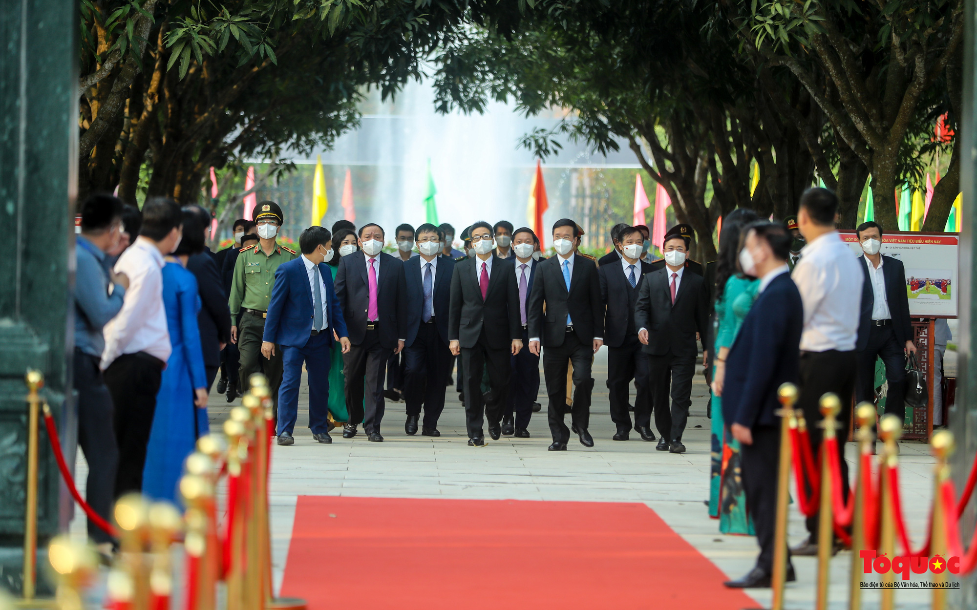 Lãnh đạo ngành Văn hóa, Thể thao và du lịch dâng hương tưởng niệm Bác Hồ tại Khu di tích Kim Liên - Ảnh 1.