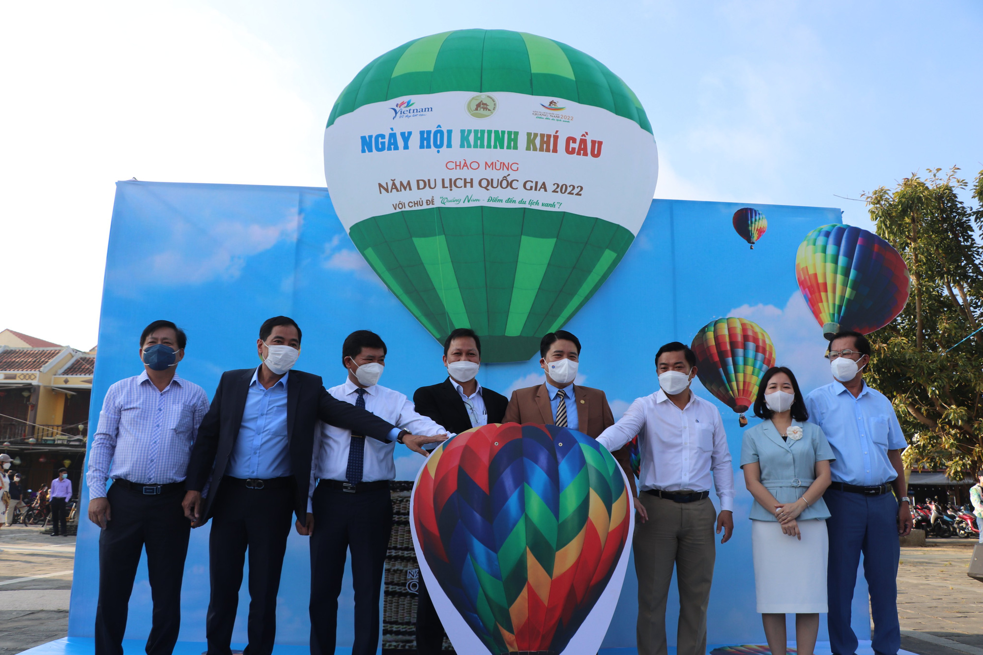 Rực rỡ sắc màu “Ngày hội khinh khí cầu” bên sông Hoài - Ảnh 2.