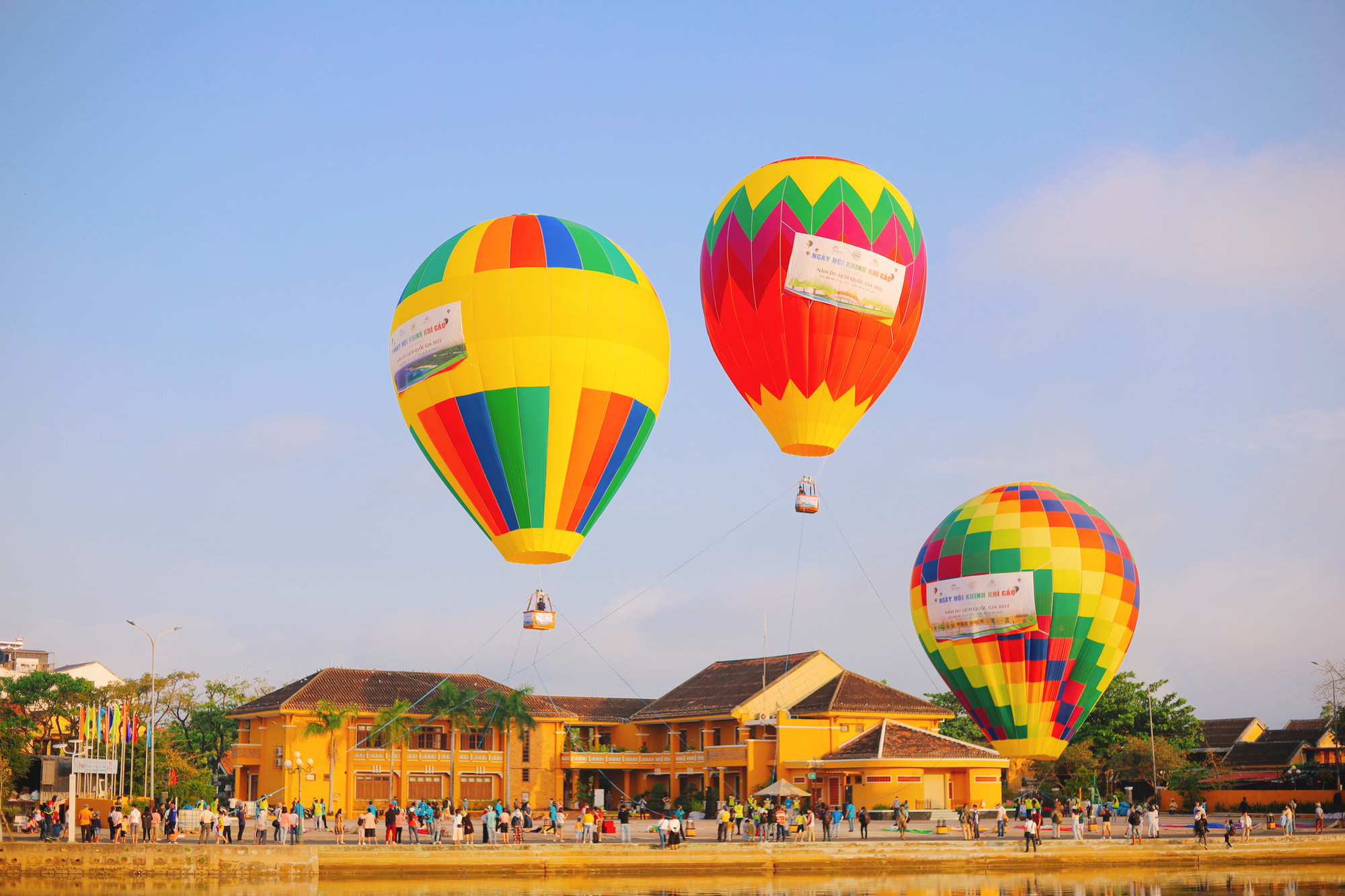 Rực rỡ sắc màu “Ngày hội khinh khí cầu” bên sông Hoài - Ảnh 6.