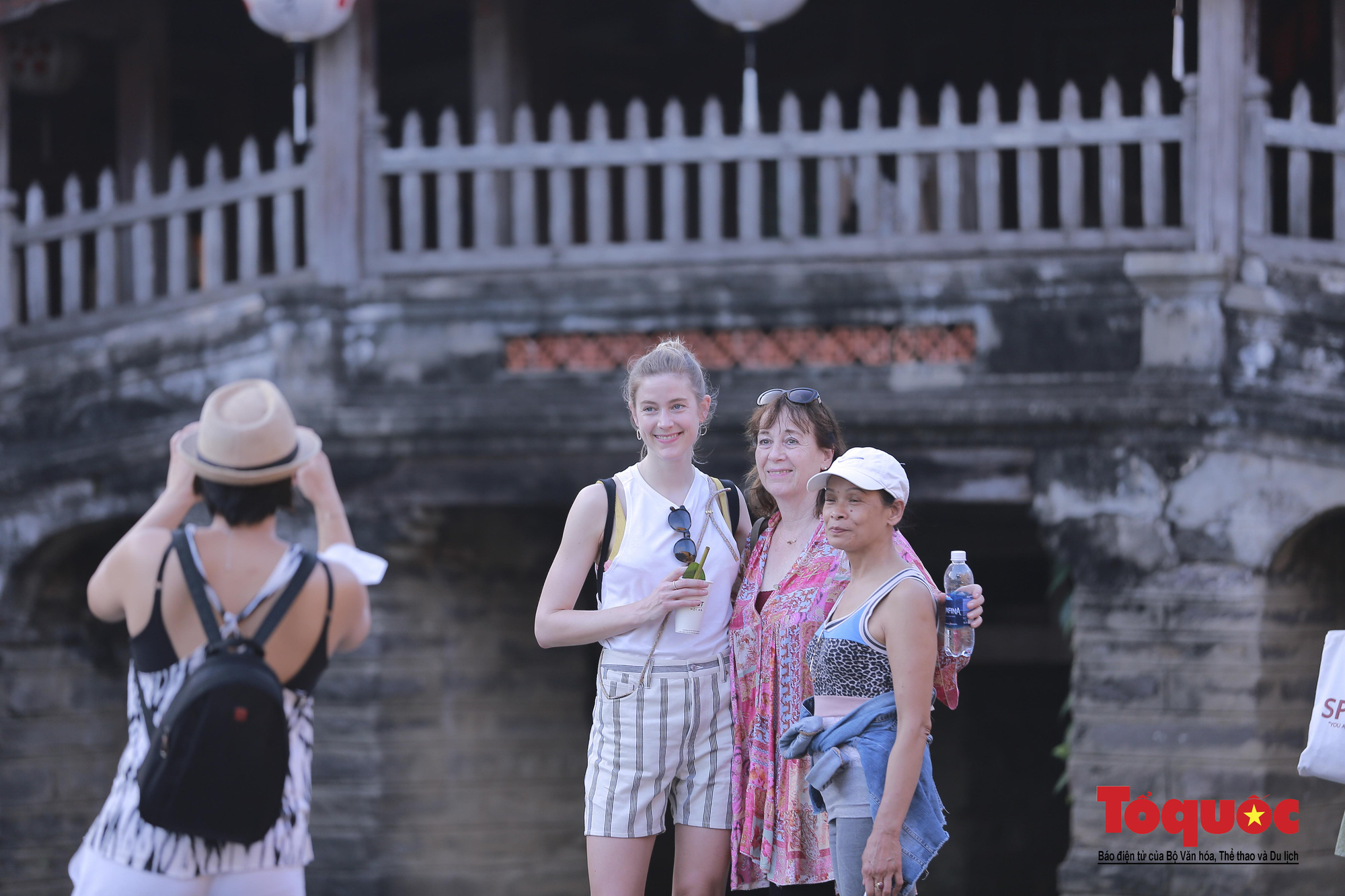 "Nét xưa phố Hội" thu hút đông khách du lịch - Ảnh 7.