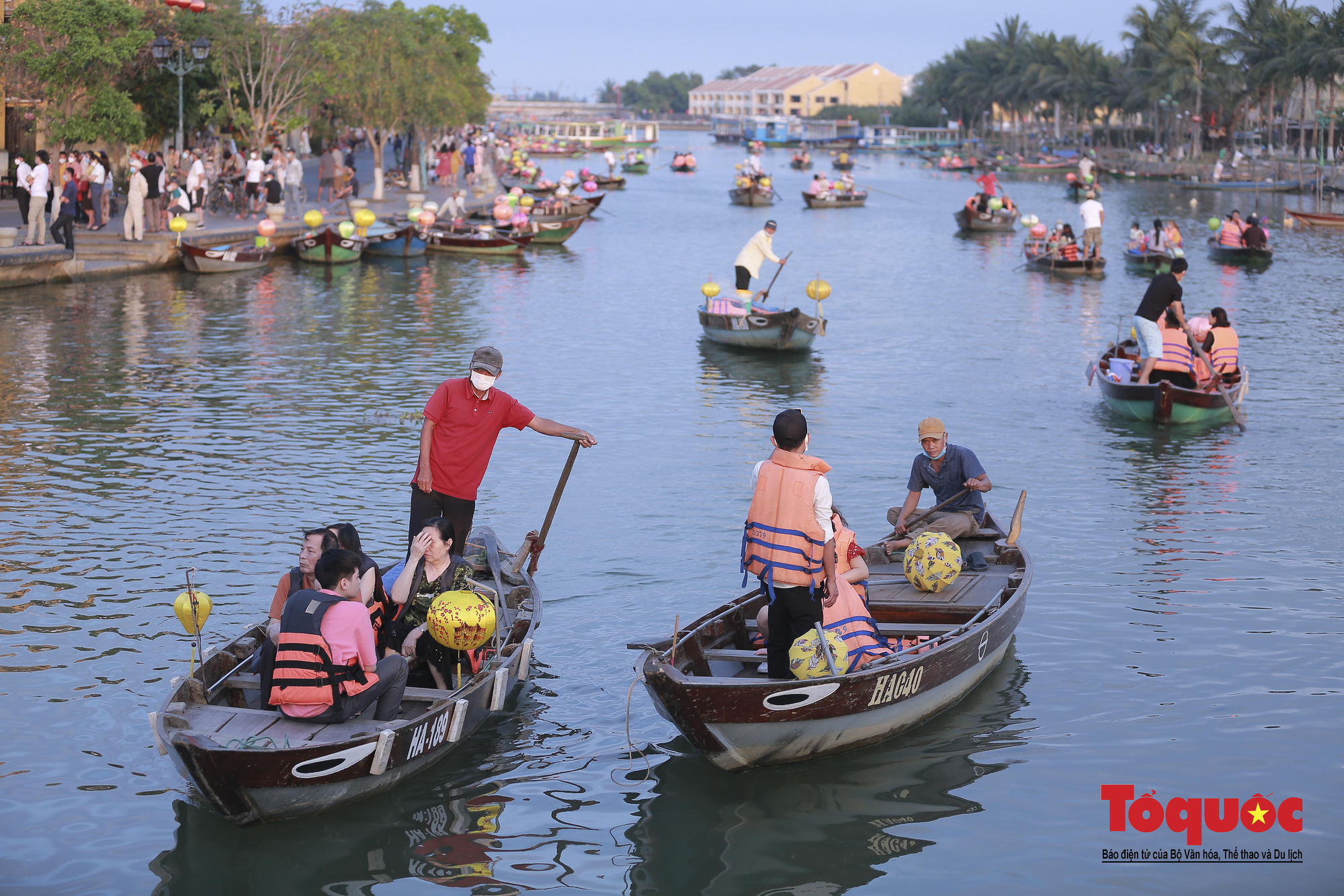 "Nét xưa phố Hội" thu hút đông khách du lịch - Ảnh 9.