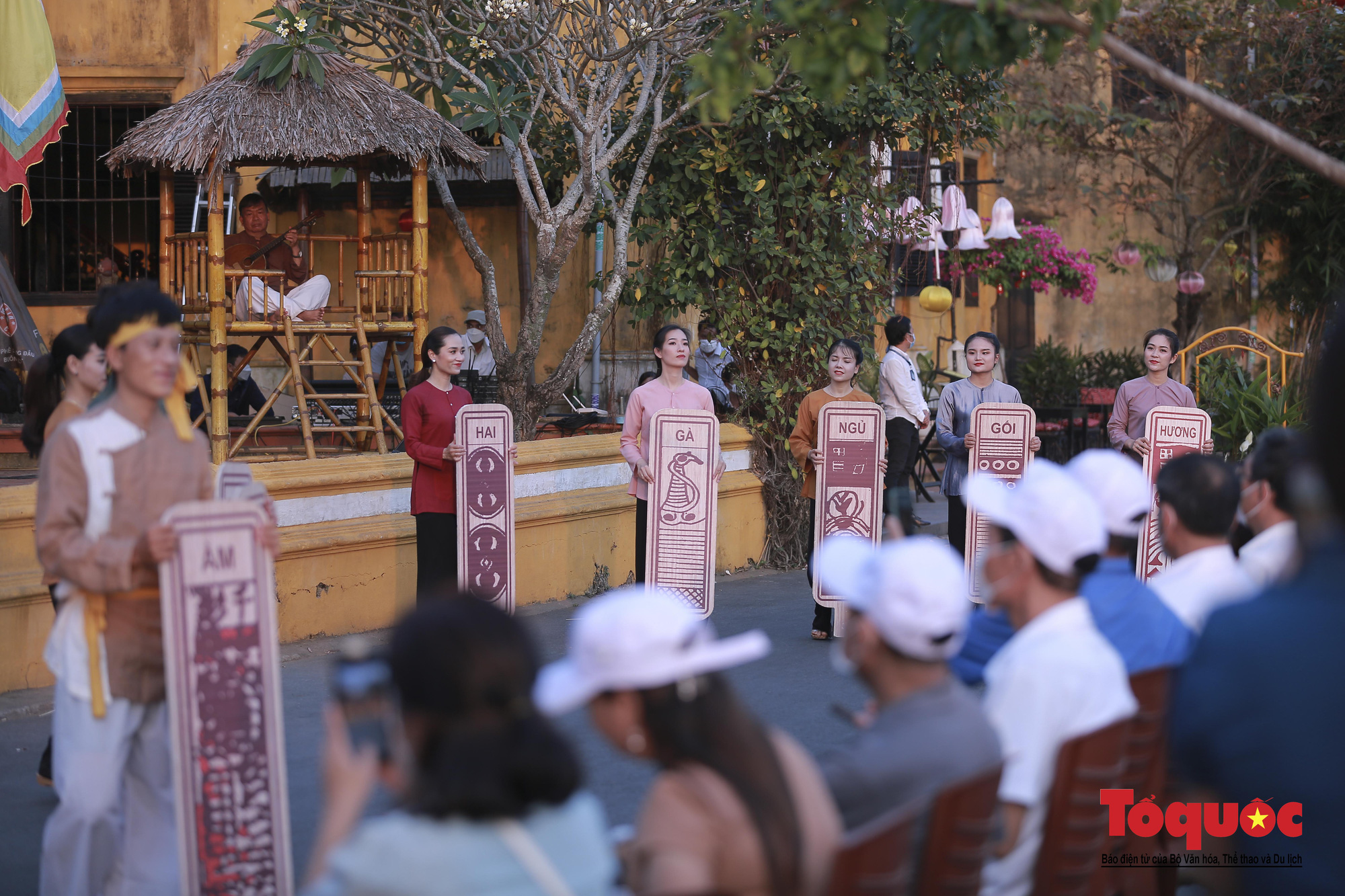 "Nét xưa phố Hội" thu hút đông khách du lịch - Ảnh 3.