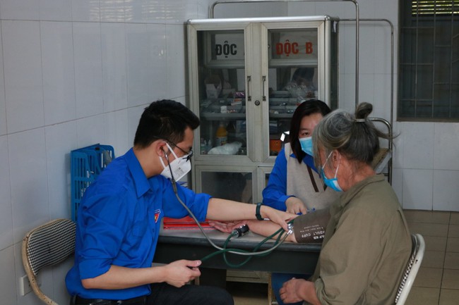 Phát huy tinh thần xung kích, nhân văn của tuổi trẻ Khối Điện ảnh với chương trình thiện nguyện "Vòng tay yêu thương" - Ảnh 4.